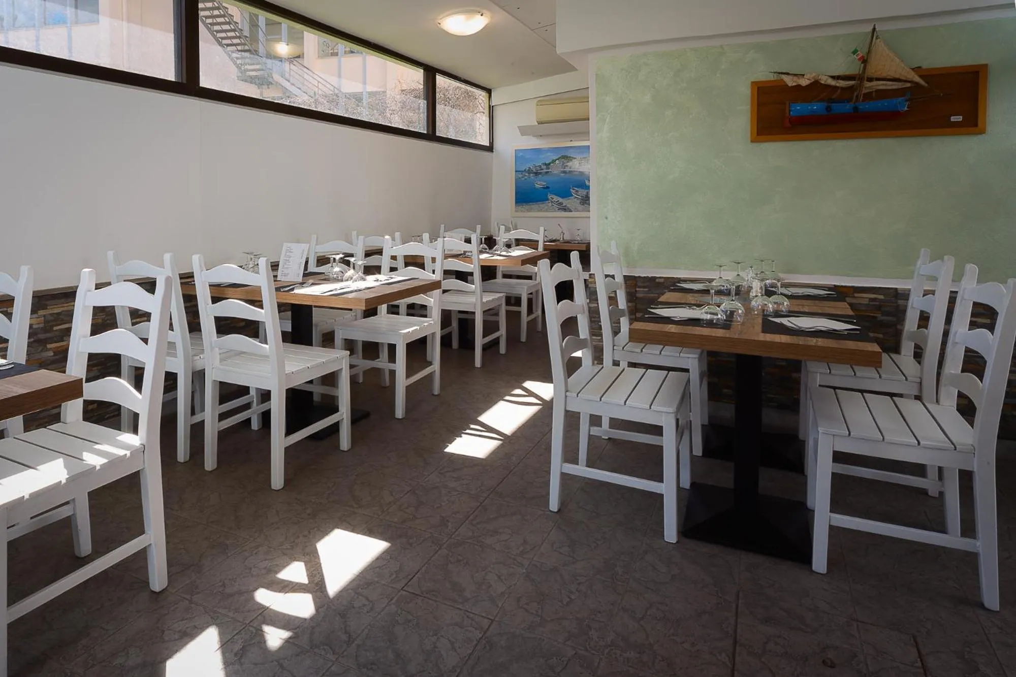 Restaurant/places to eat in Hotel Marina