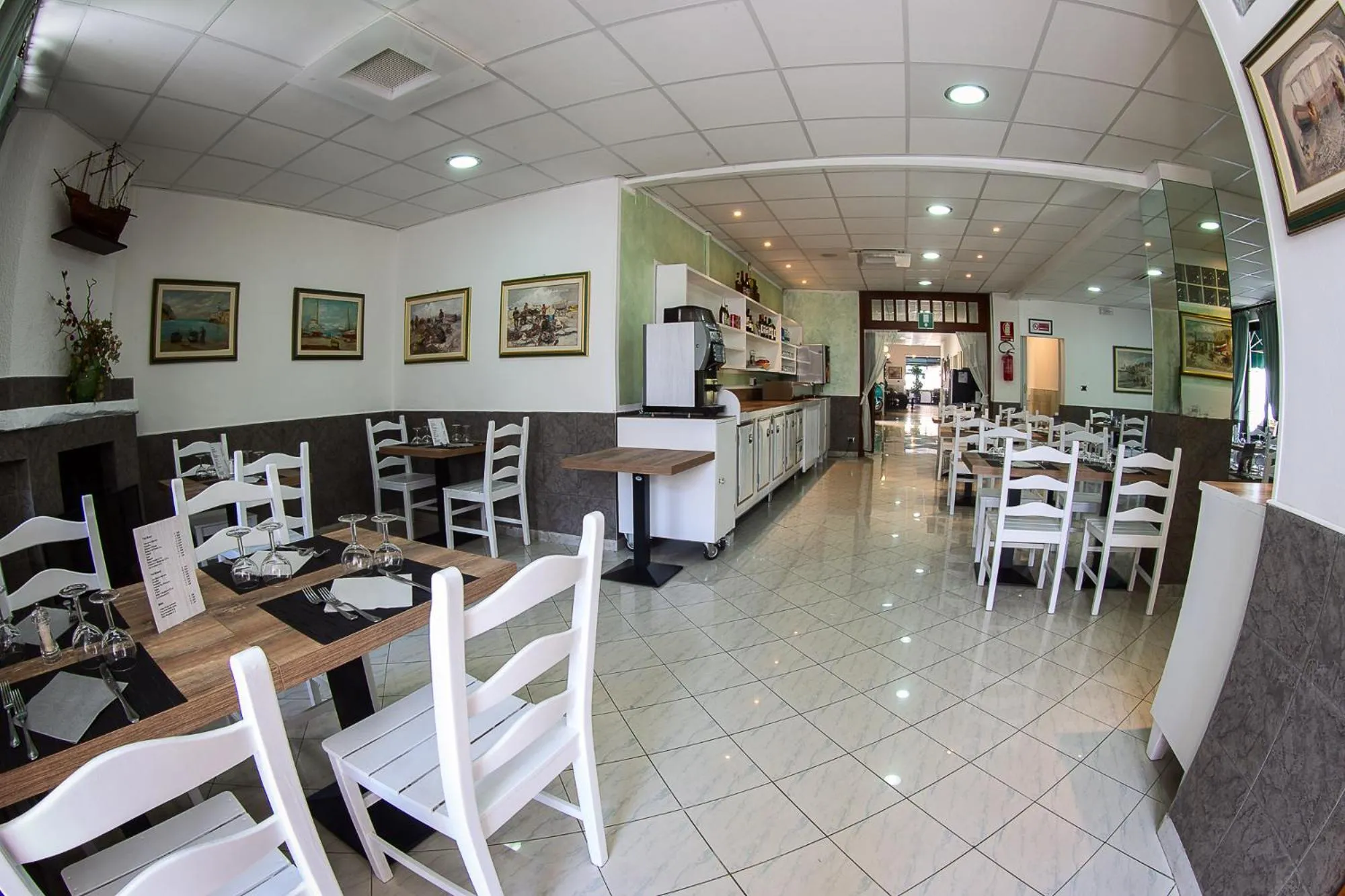 Restaurant/places to eat in Hotel Marina
