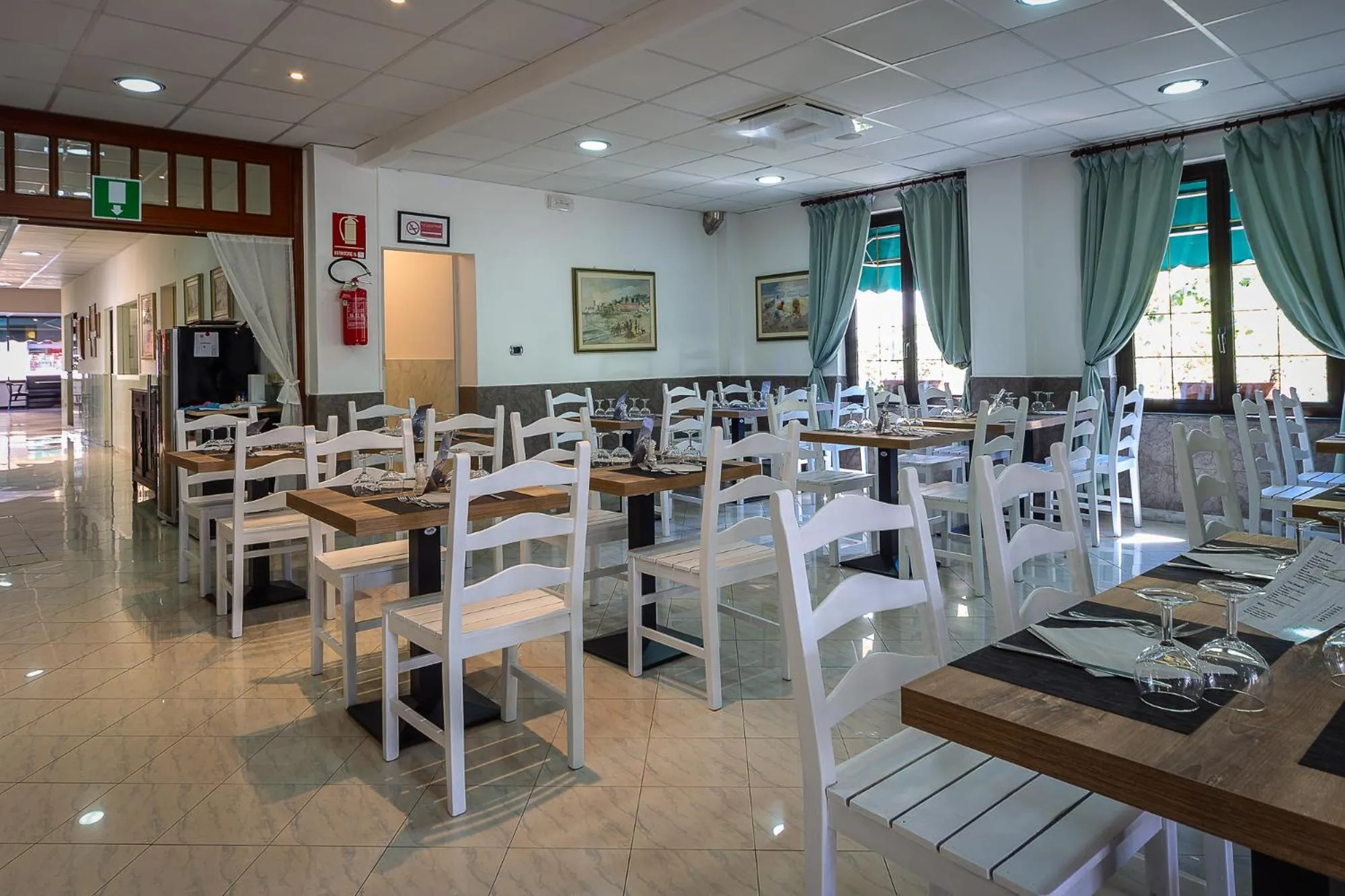 Restaurant/places to eat in Hotel Marina