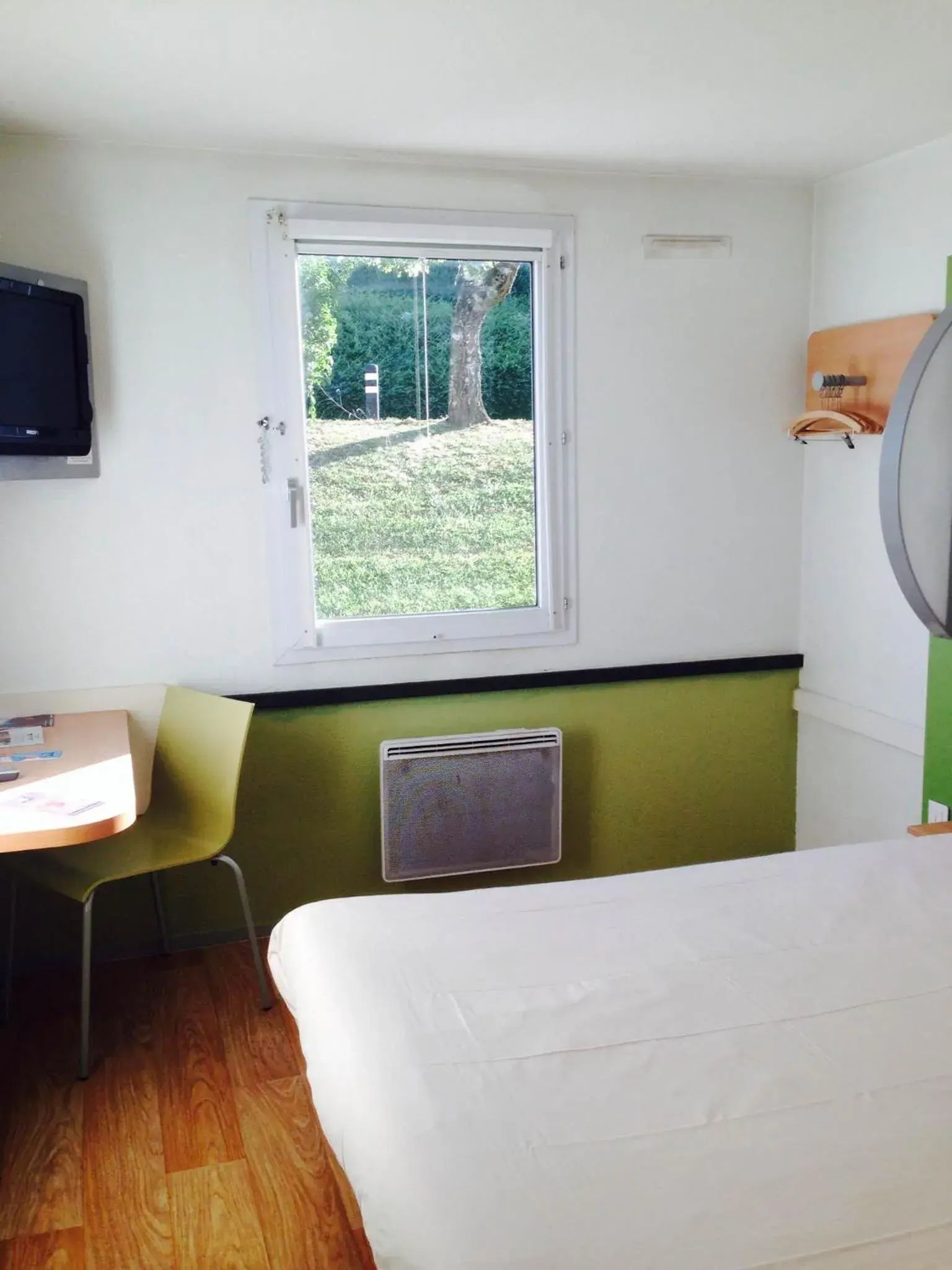 Day, Bed in ibis budget Besançon Ecole Valentin Day, Bed in ibis budget Besançon Ecole Valentin