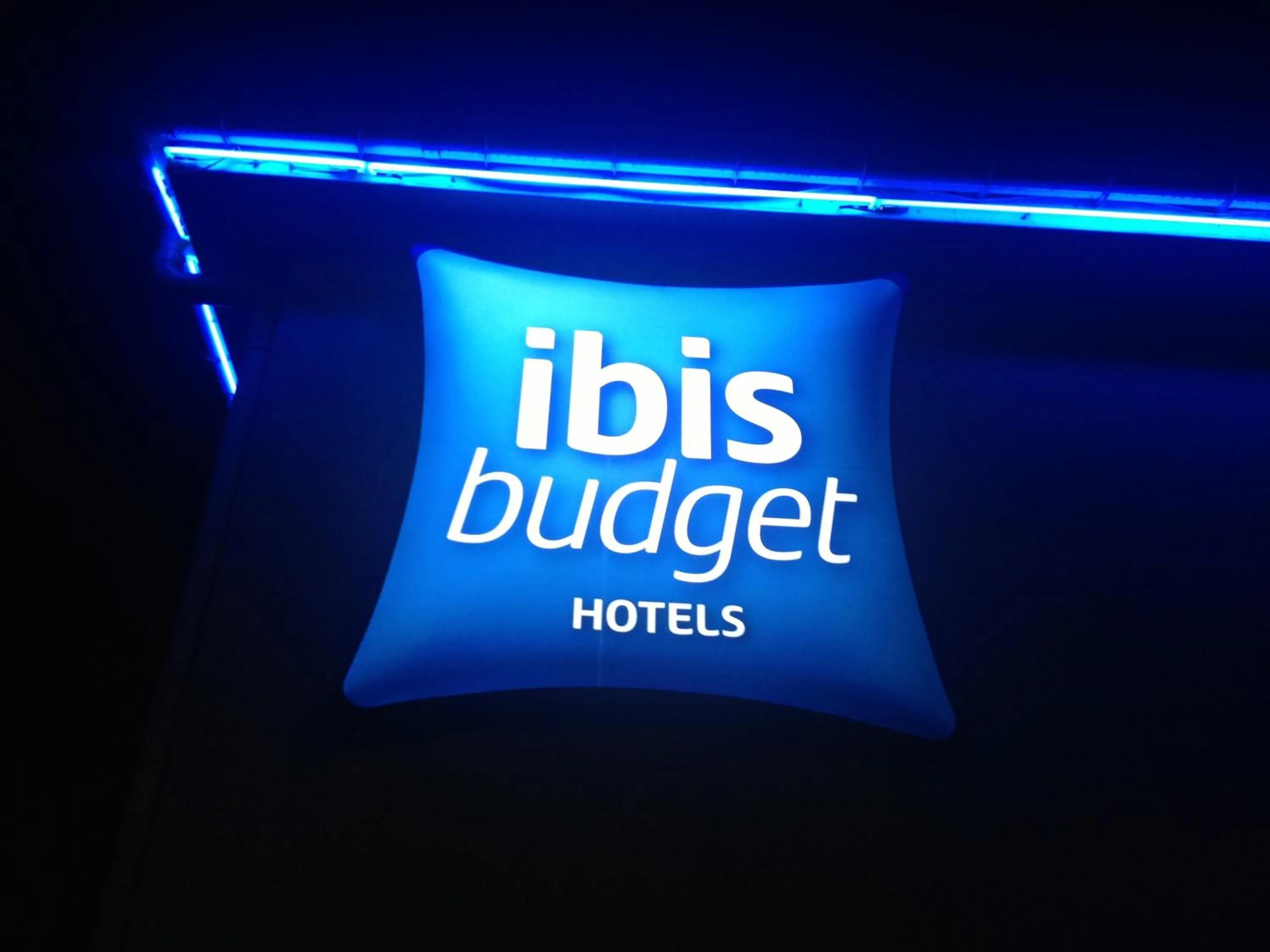 Property logo or sign in ibis budget Besançon Ecole Valentin