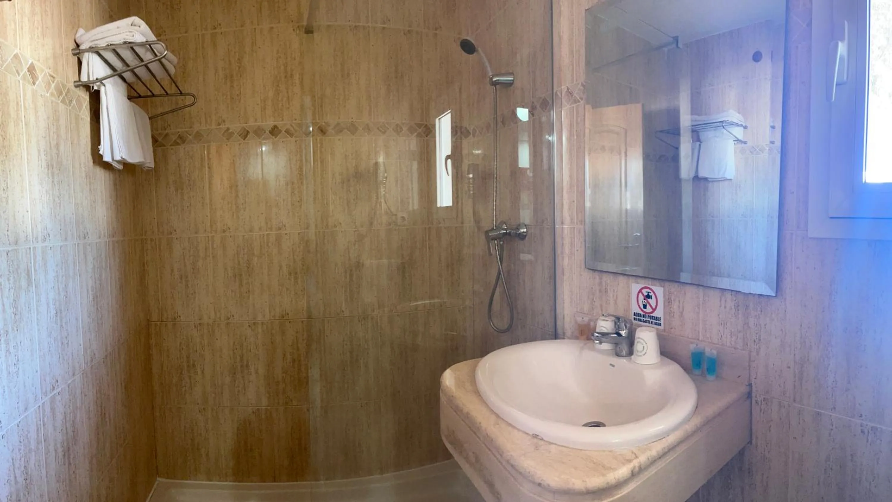 Bathroom in Bayo Lirola Hotel Balisa