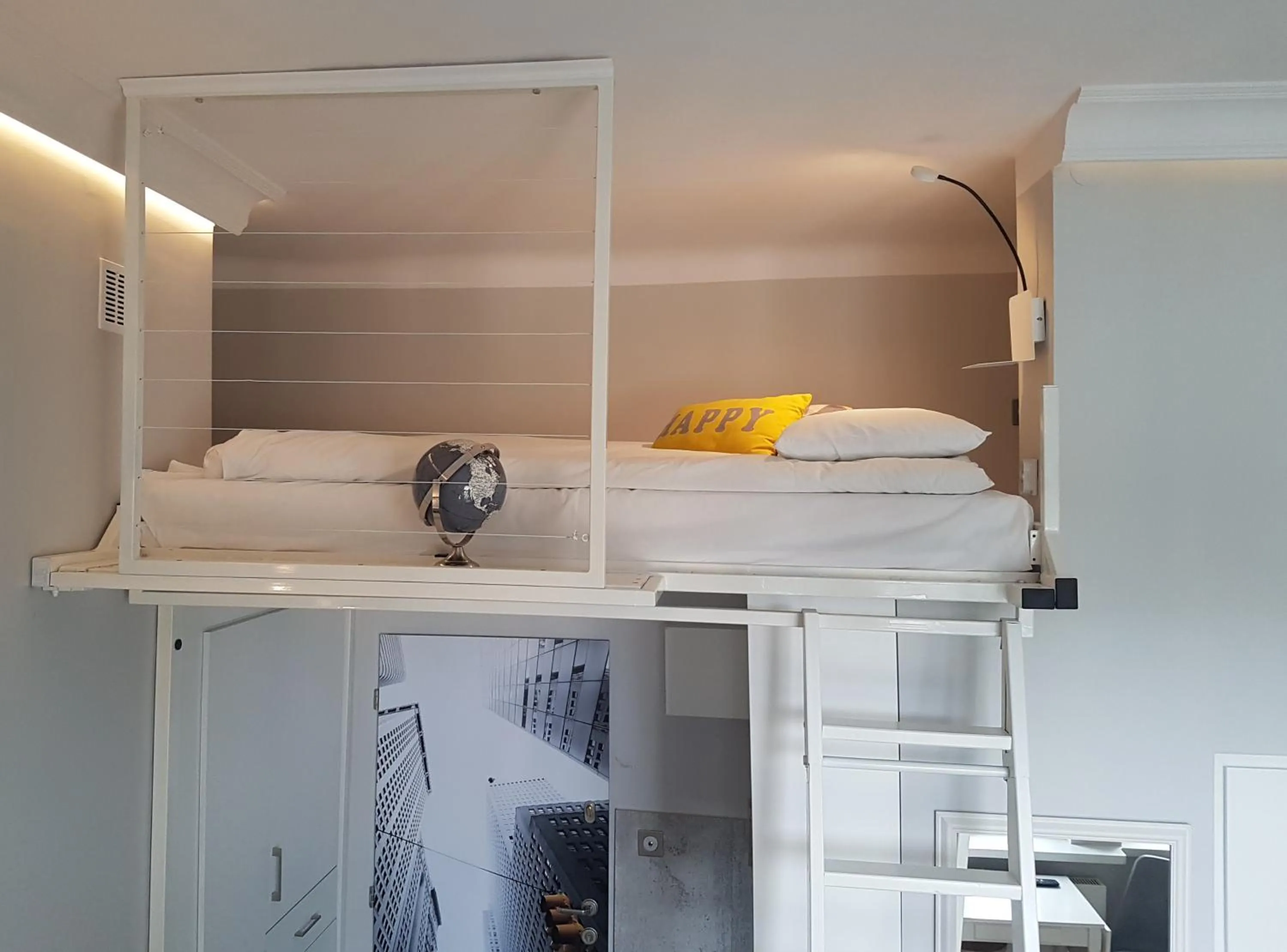 Living room, Bed in Planet Hostel