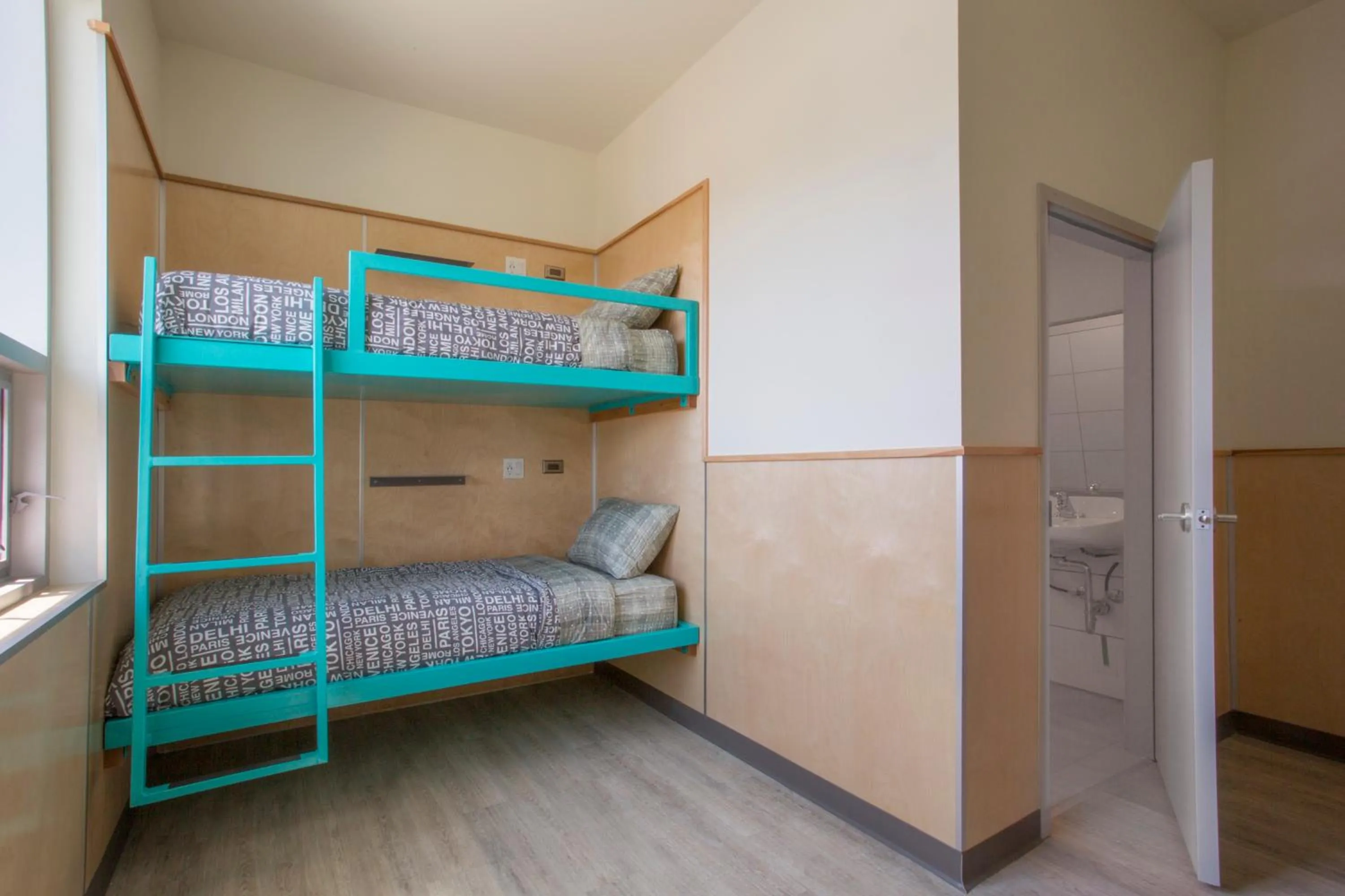 Shower, Bed in Canmore Downtown Hostel