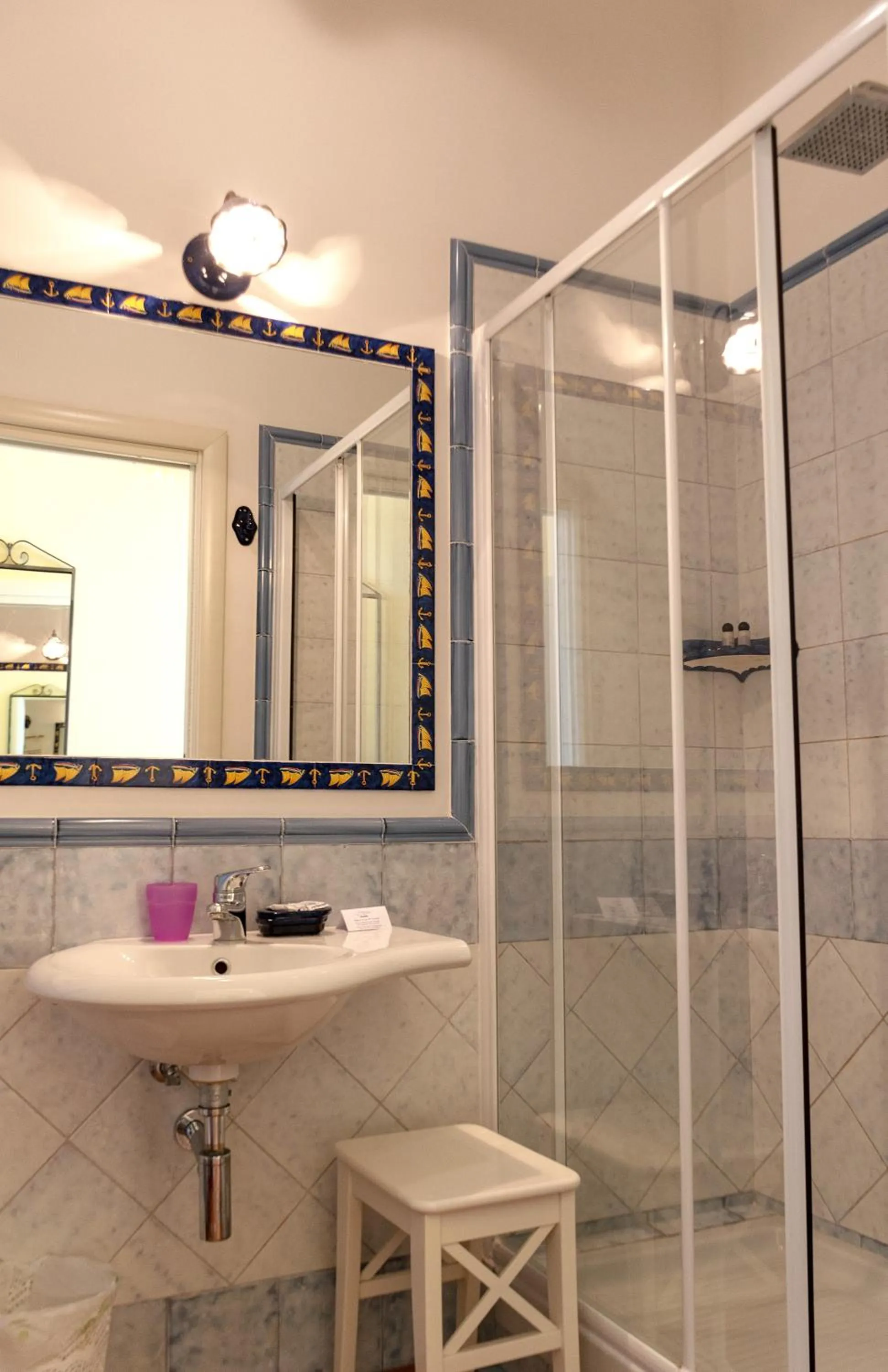 Shower in B&B Il Porticciolo di Amalfi