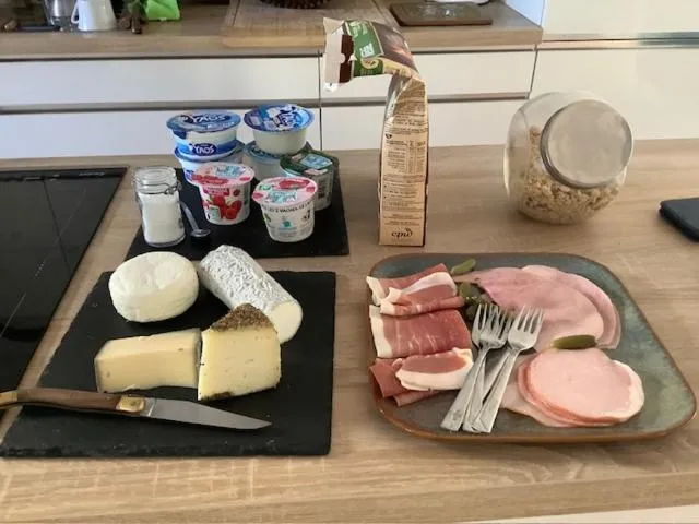 Food and drinks in LE BEAU REPAIRE, chambres d'hôtes, quartier historique, 1 à 3 chambres, étage indépendant