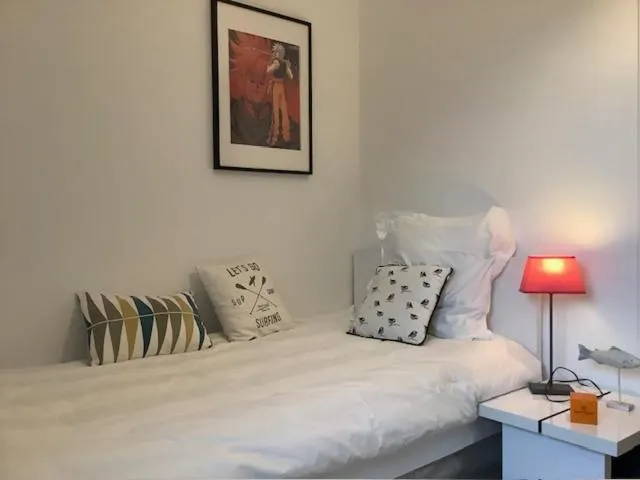 Bedroom, Bed in LE BEAU REPAIRE, chambres d'hôtes, quartier historique, 1 à 3 chambres, étage indépendant