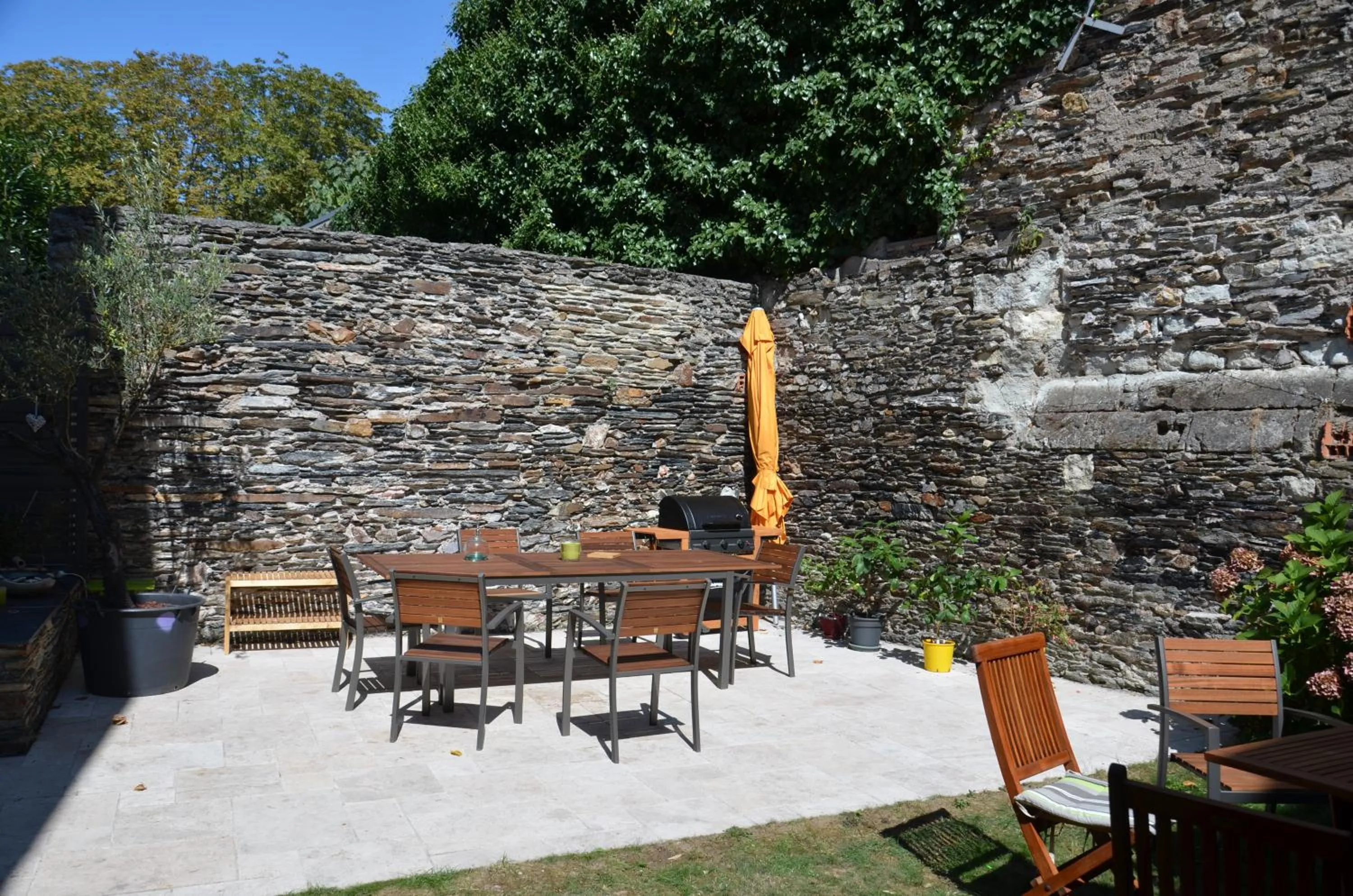 BBQ facilities in LE BEAU REPAIRE, chambres d'hôtes, quartier historique, 1 à 3 chambres, étage indépendant