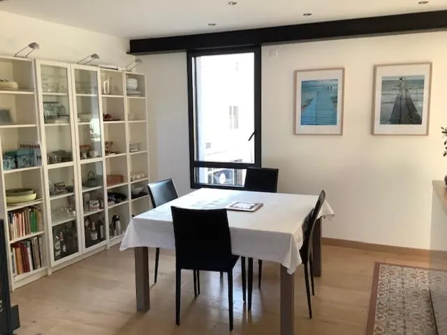 Dining area in LE BEAU REPAIRE, chambres d'hôtes, quartier historique, 1 à 3 chambres, étage indépendant