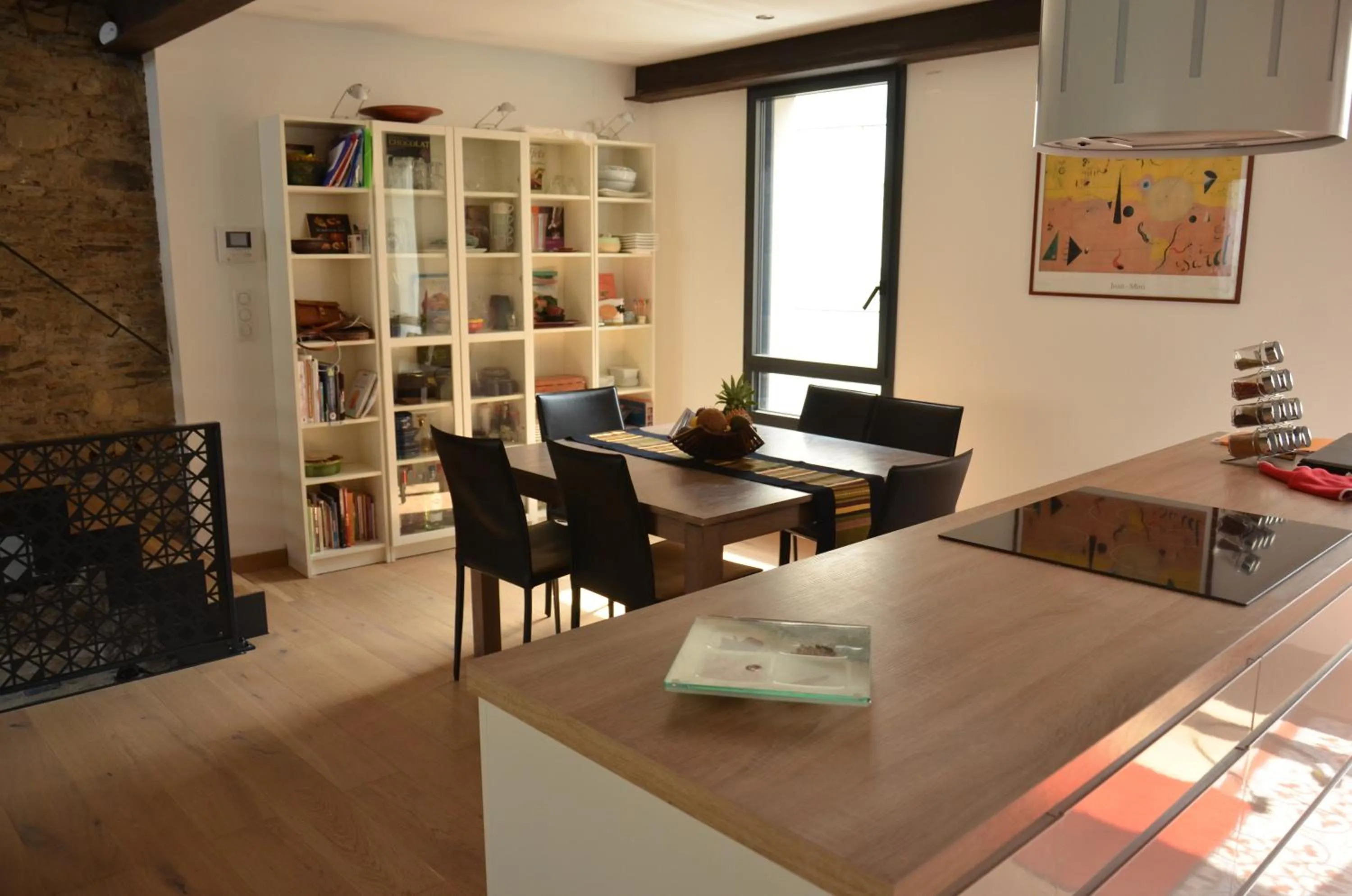 Dining area in LE BEAU REPAIRE, chambres d'hôtes, quartier historique, 1 à 3 chambres, étage indépendant