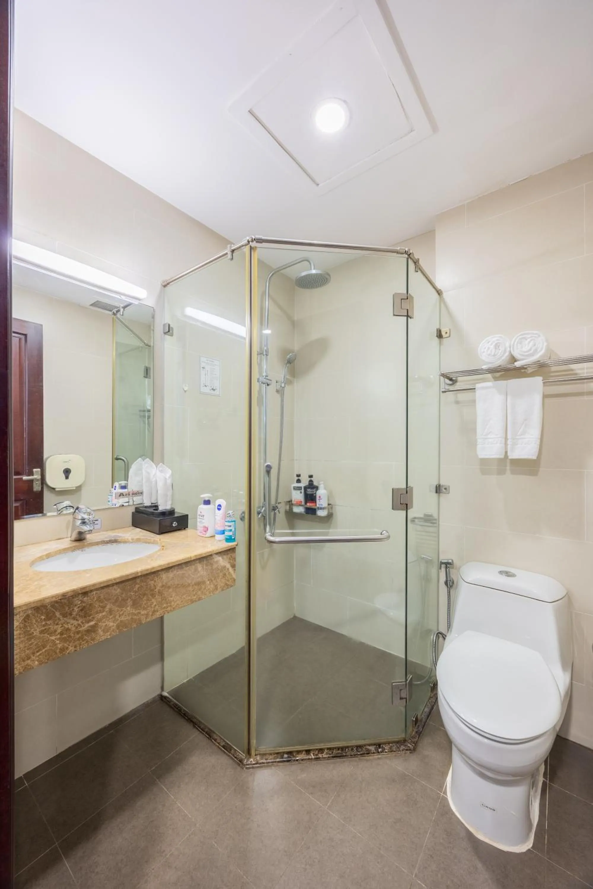 Toilet in A25 Hotel - 180 Nguyễn Trãi