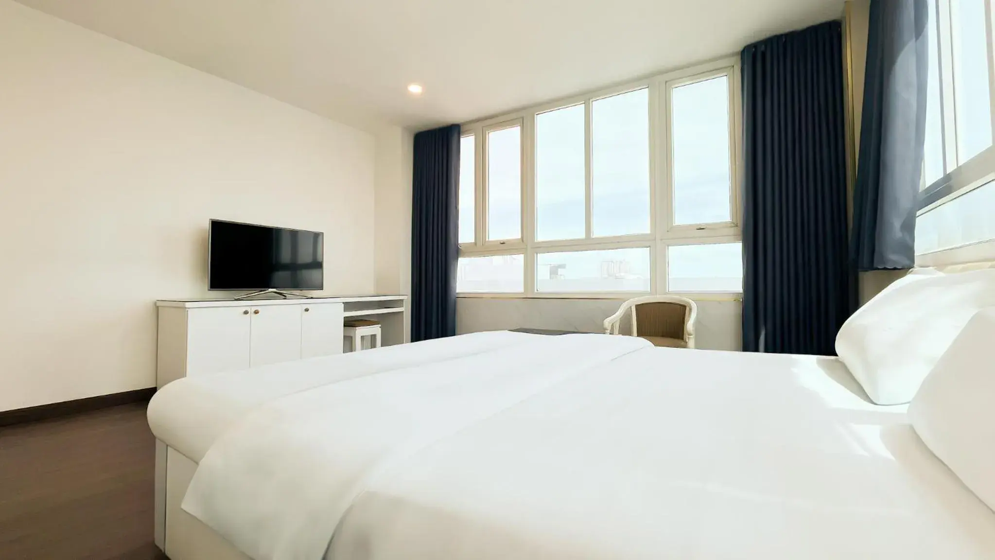 Communal lounge/ TV room, Bed in A25 Hotel - 180 Nguyễn Trãi Communal lounge/ TV room, Bed in A25 Hotel - 180 Nguyễn Trãi