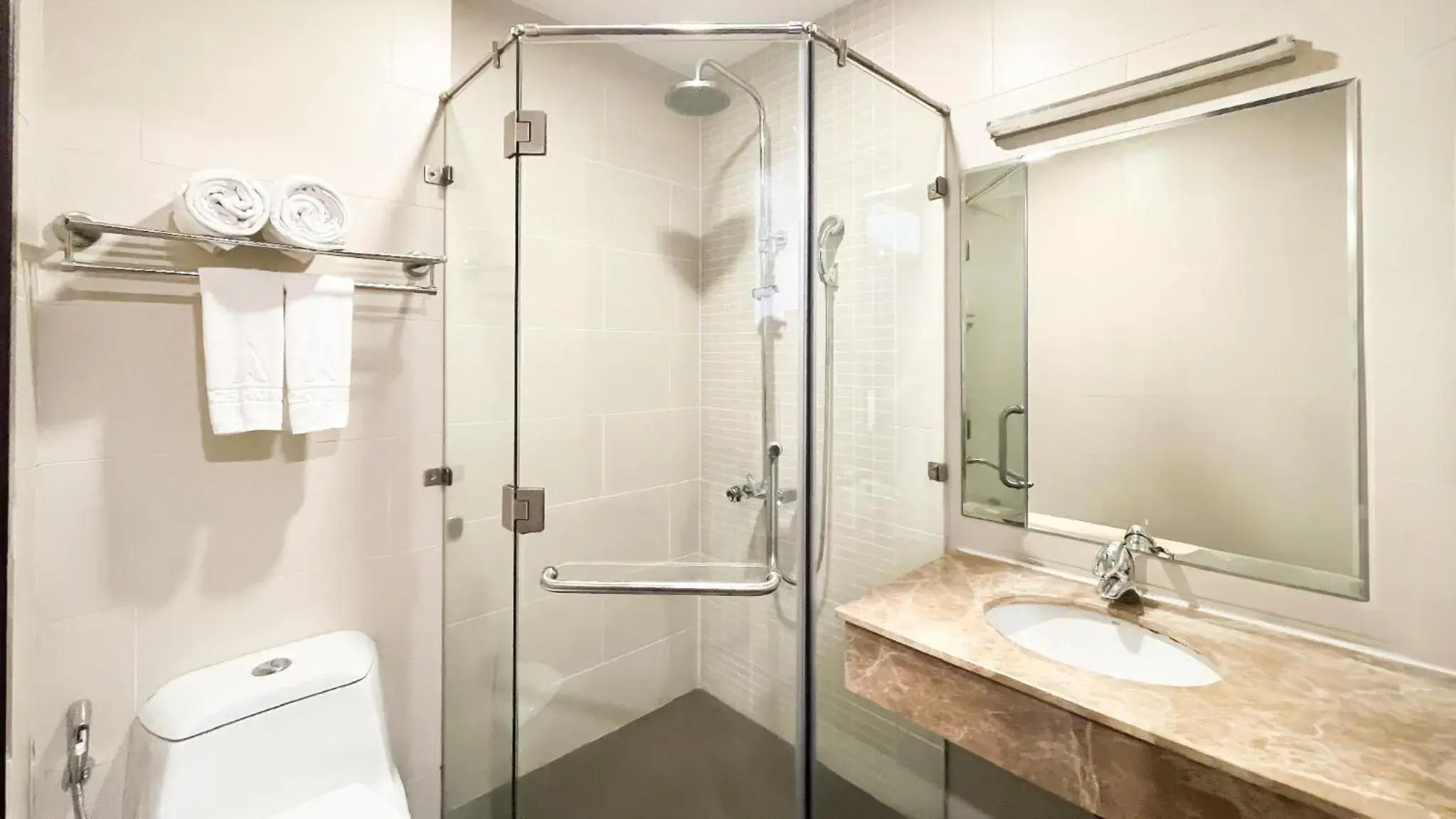 Shower in A25 Hotel - 180 Nguyễn Trãi Shower in A25 Hotel - 180 Nguyễn Trãi