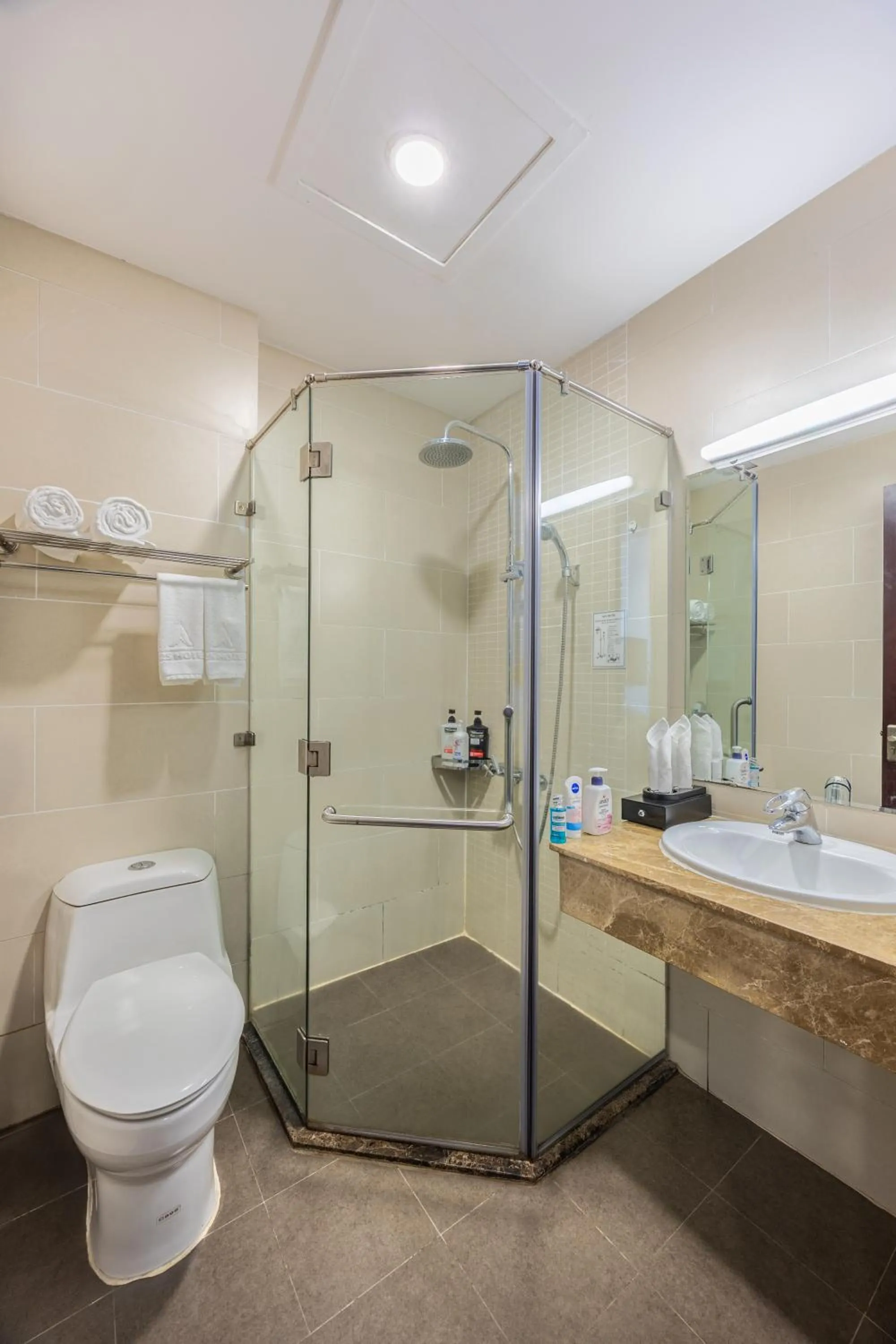 Shower in A25 Hotel - 180 Nguyễn Trãi