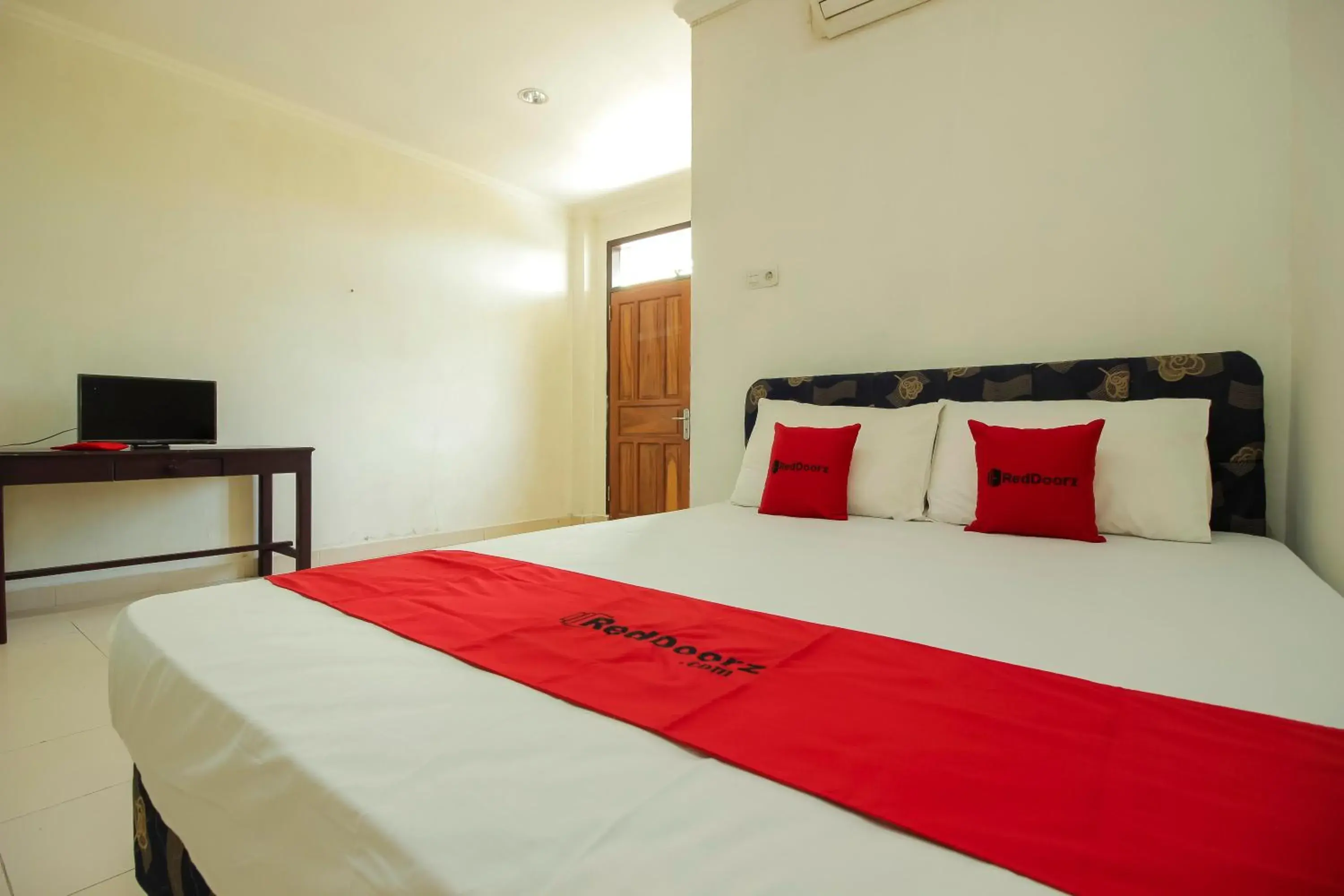 Bedroom, Bed in RedDoorz @ Malalayang Manado Bedroom, Bed in RedDoorz @ Malalayang Manado
