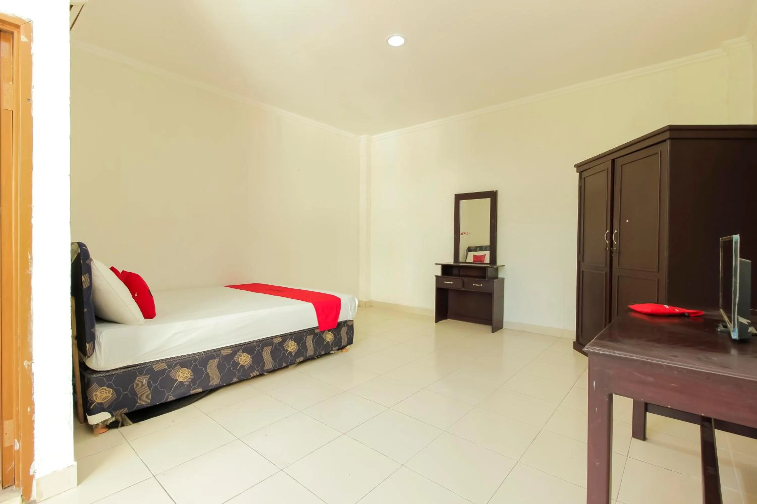 Bedroom, Bed in RedDoorz @ Malalayang Manado