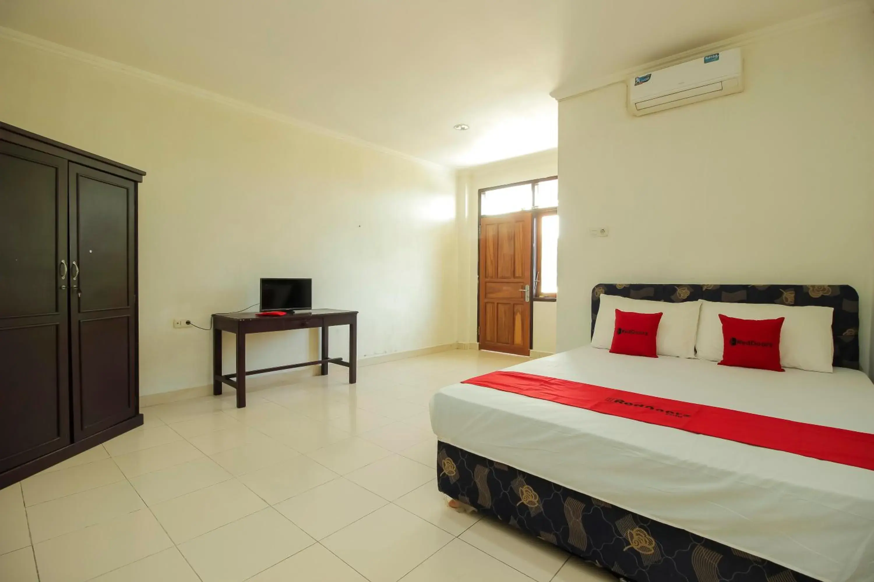 Bedroom, Bed in RedDoorz @ Malalayang Manado Bedroom, Bed in RedDoorz @ Malalayang Manado