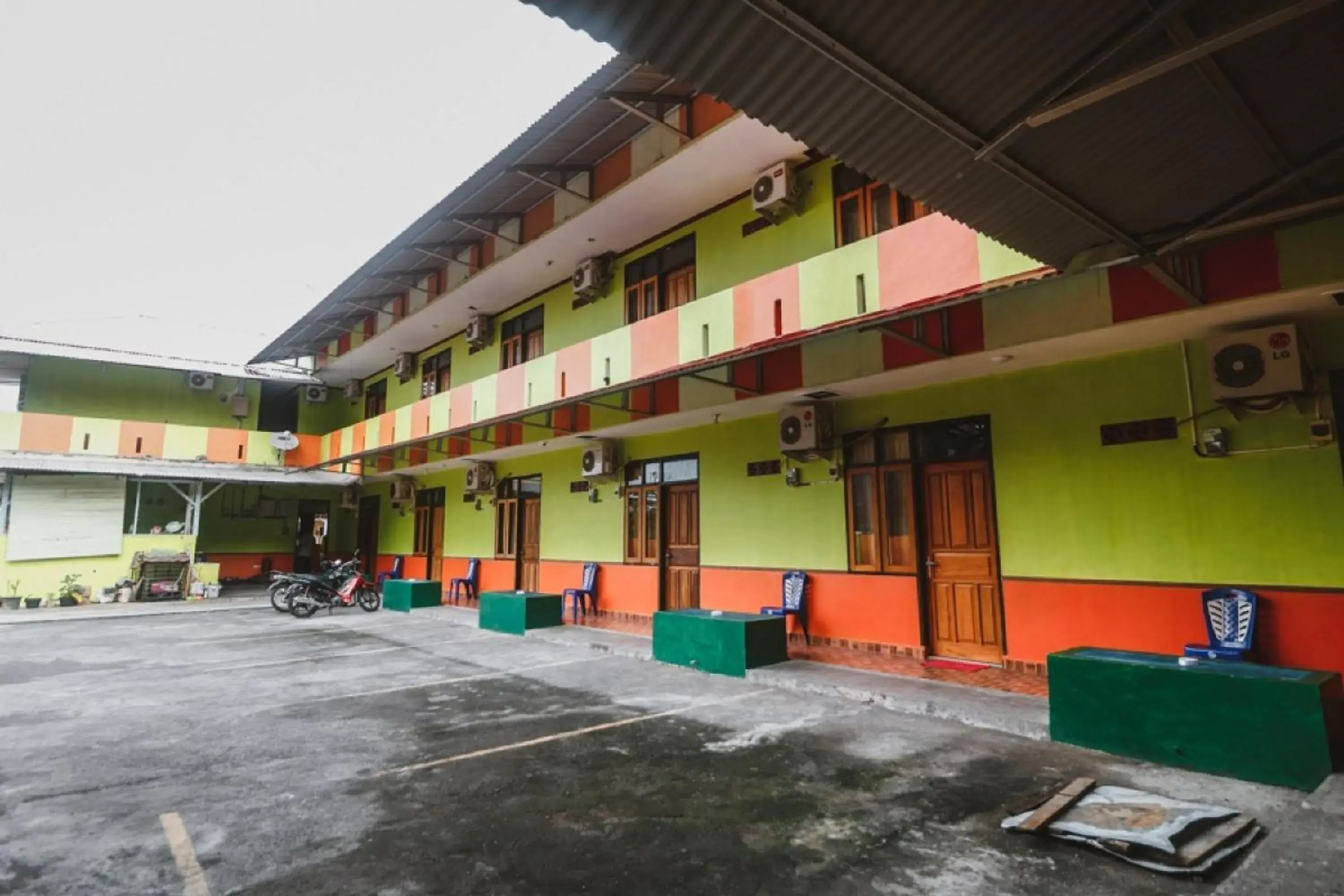 Property building in RedDoorz @ Malalayang Manado Property building in RedDoorz @ Malalayang Manado
