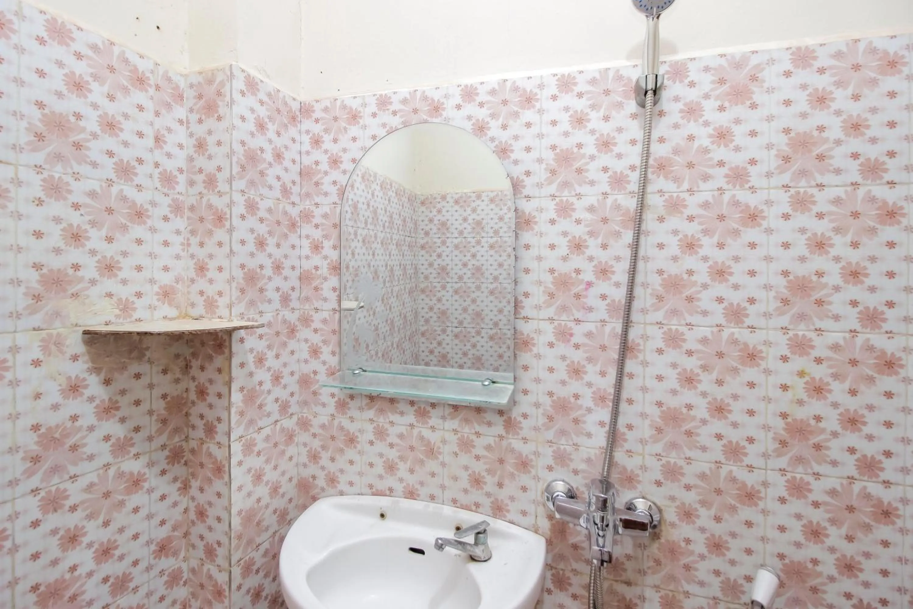 Bathroom in RedDoorz @ Malalayang Manado