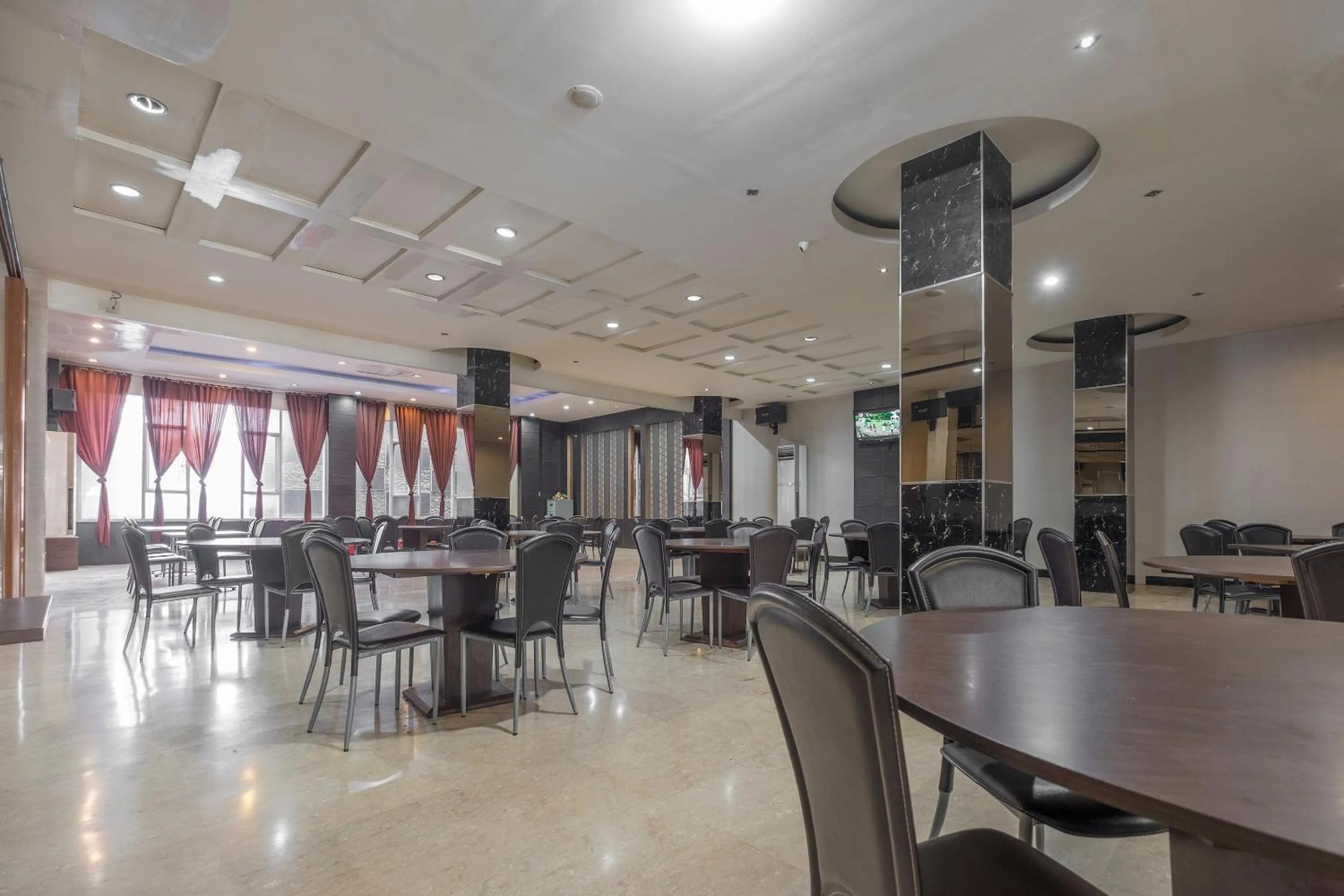 Restaurant/places to eat in OYO 1081 Allson City Hotel Makassar