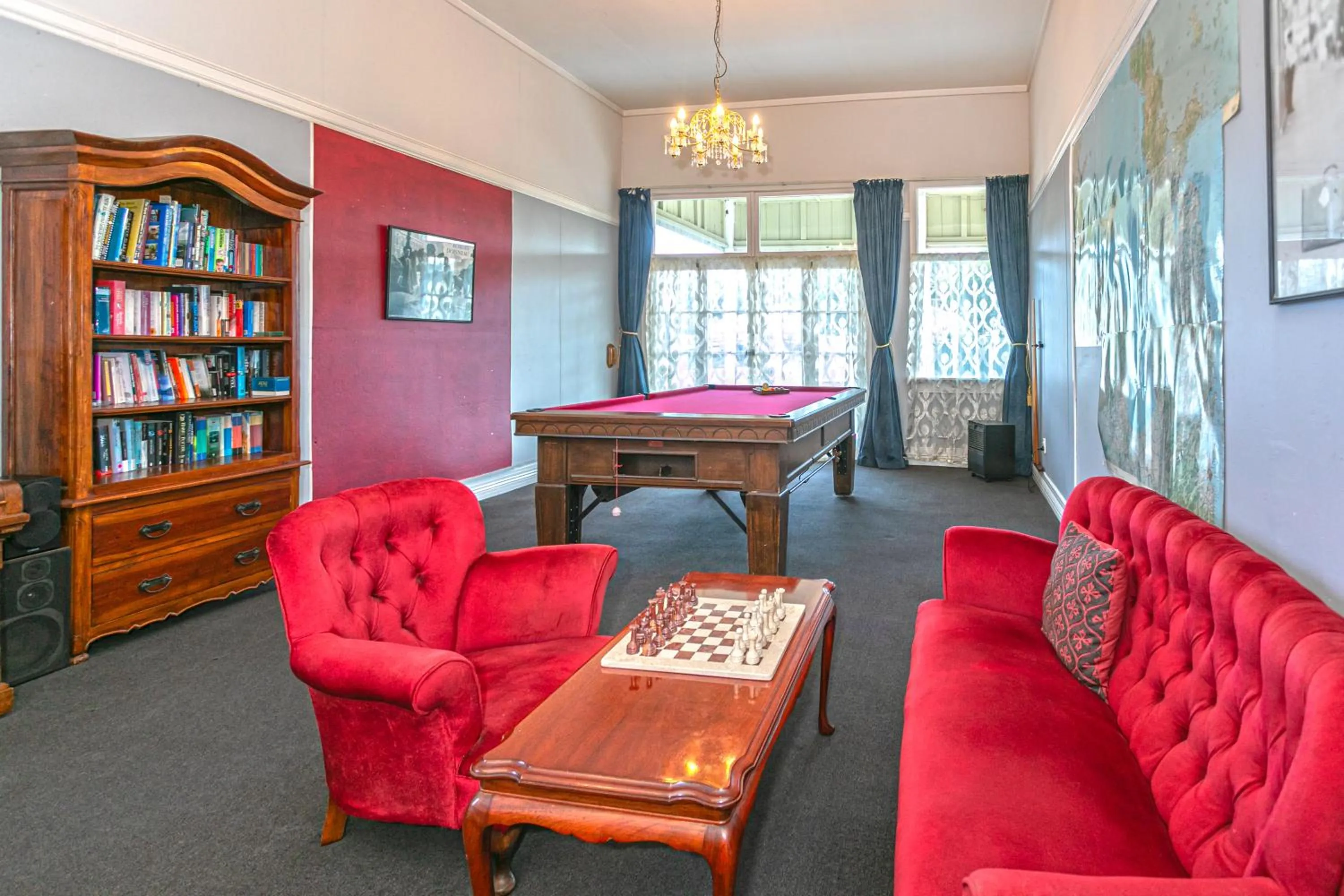 Communal lounge/ TV room in Lady Bowen Bed & Breakfast