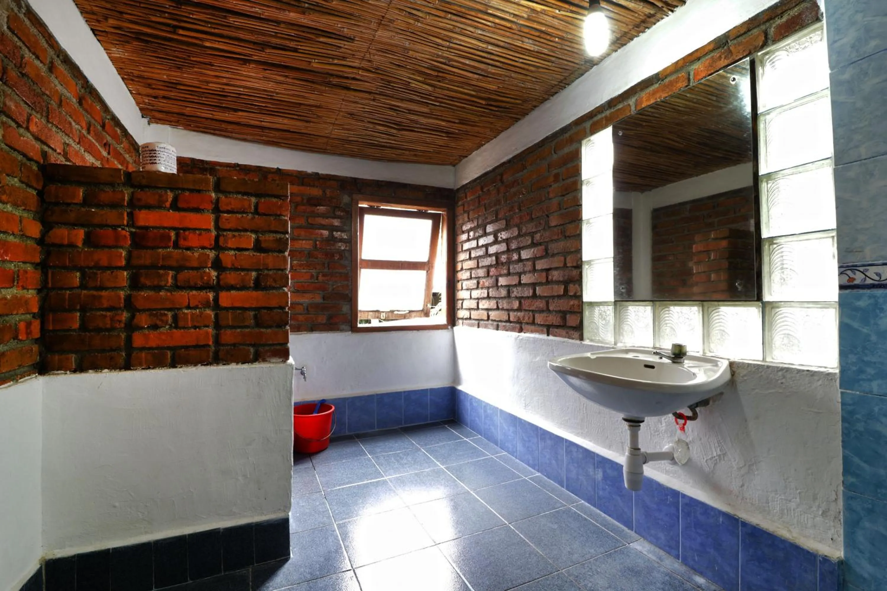 Bathroom in Bagus Bay Homestay