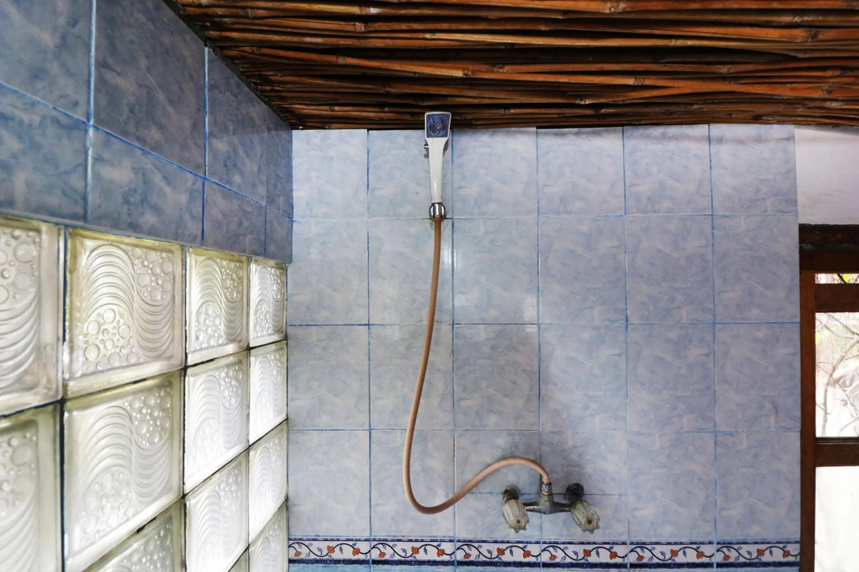Shower in Bagus Bay Homestay