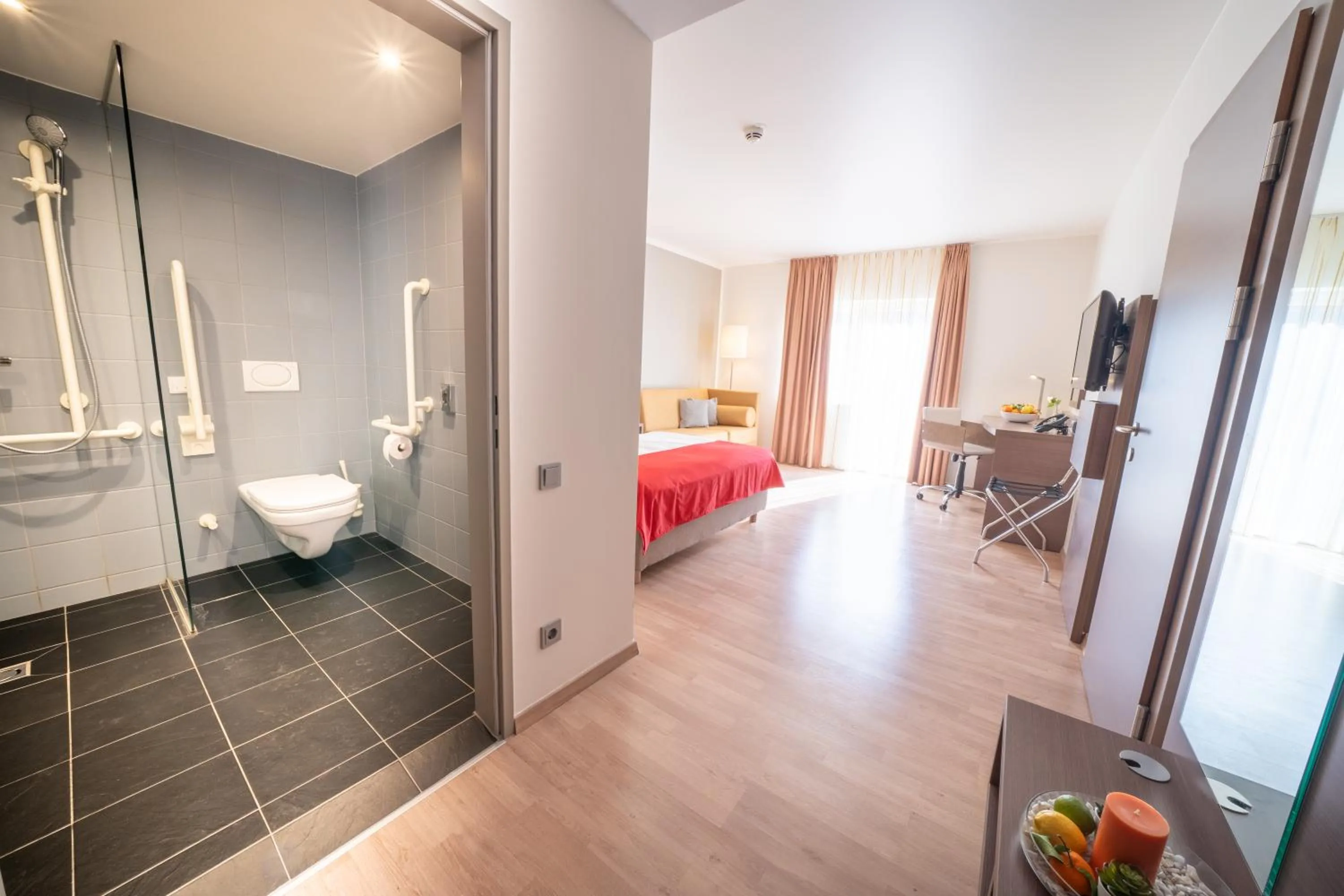 Bathroom, Bed in Hotel Orangerie