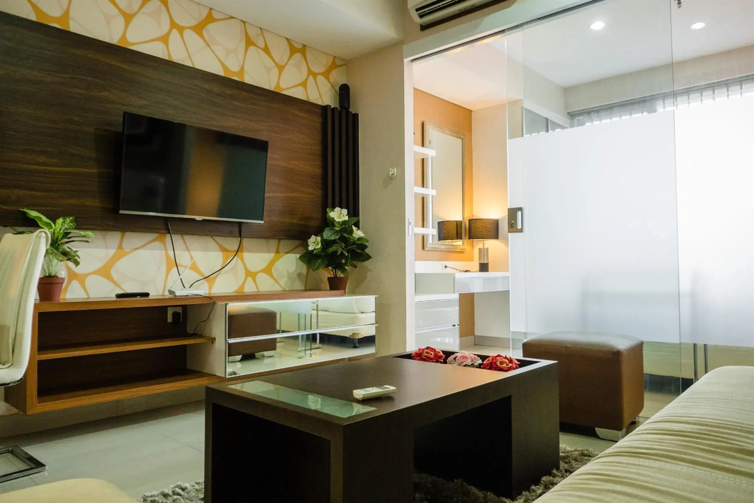 Luxurious 1BR At Dago Suites Apartment By Travelio Luxurious 1BR At Dago Suites Apartment By Travelio