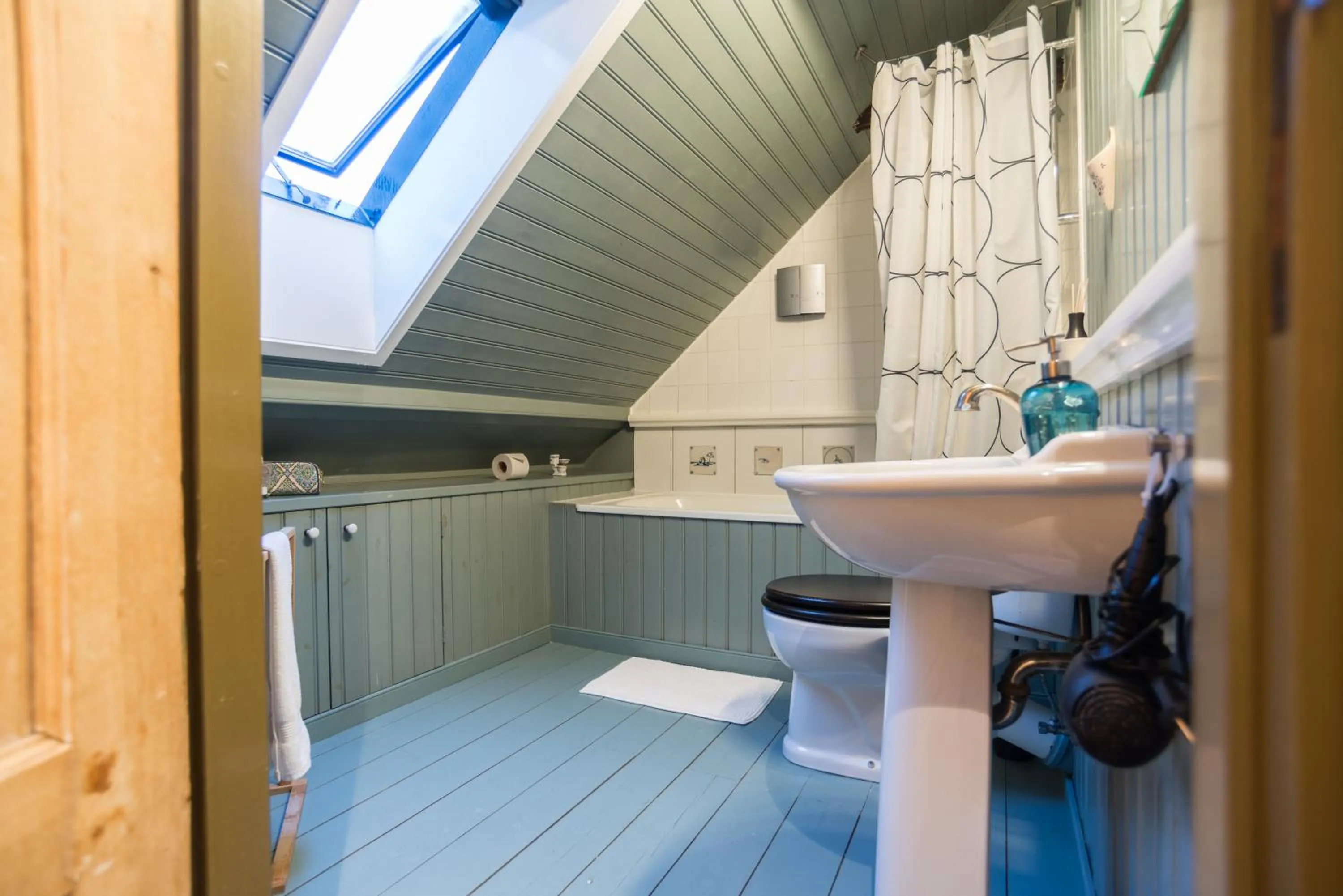 Shower in Reykjavík Treasure B&B