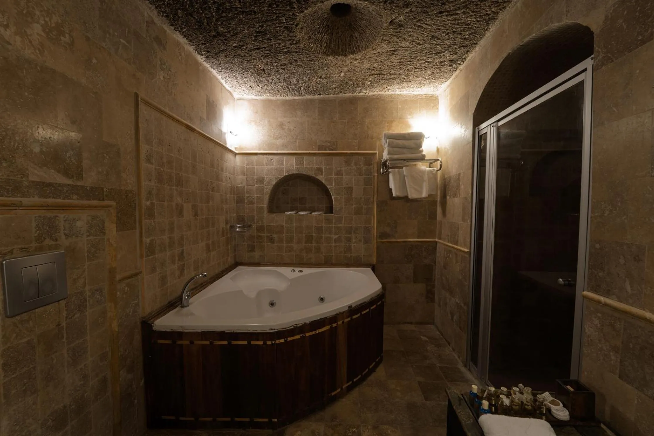 Hot Tub in Grand Cave Suites