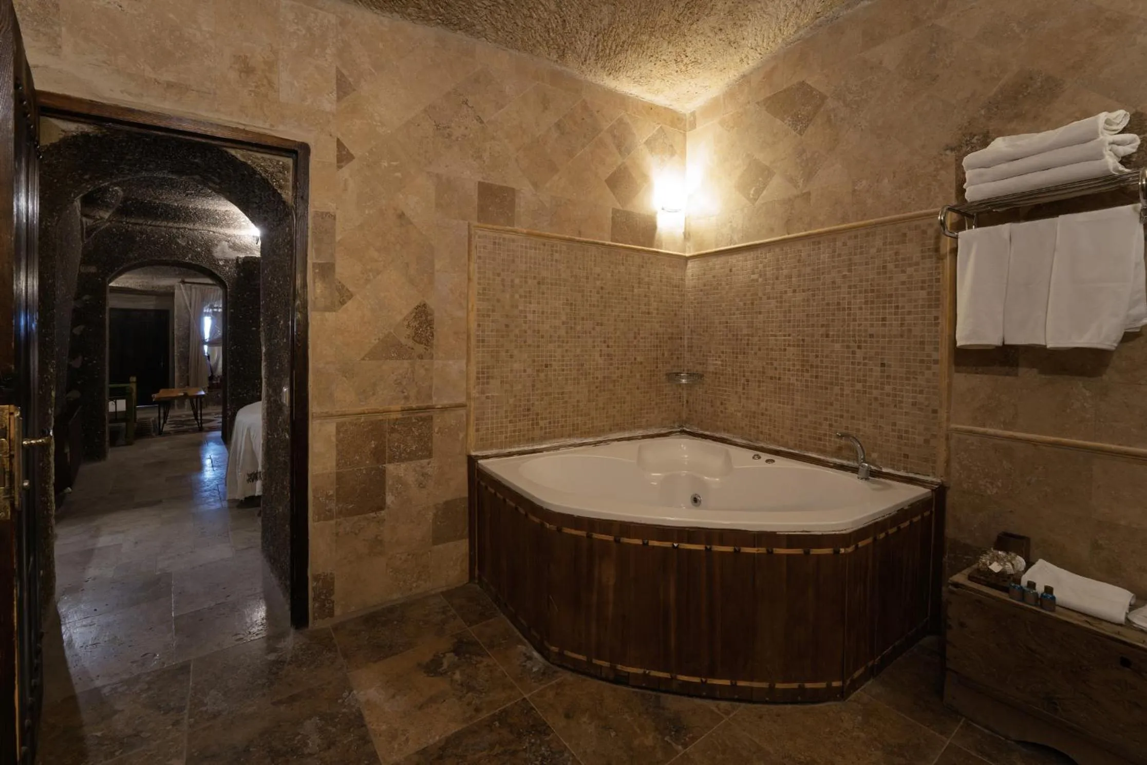 Hot Tub in Grand Cave Suites