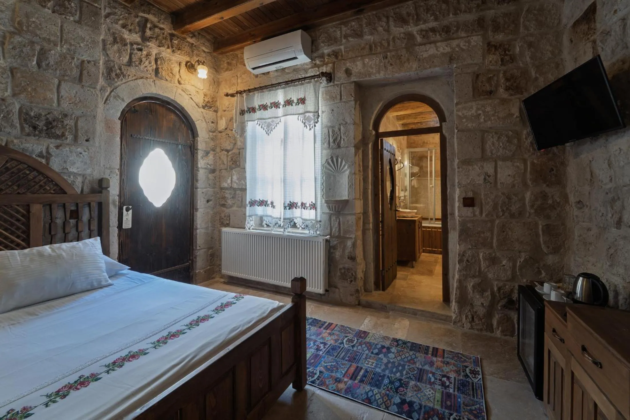 Photo of the whole room, Bed in Grand Cave Suites