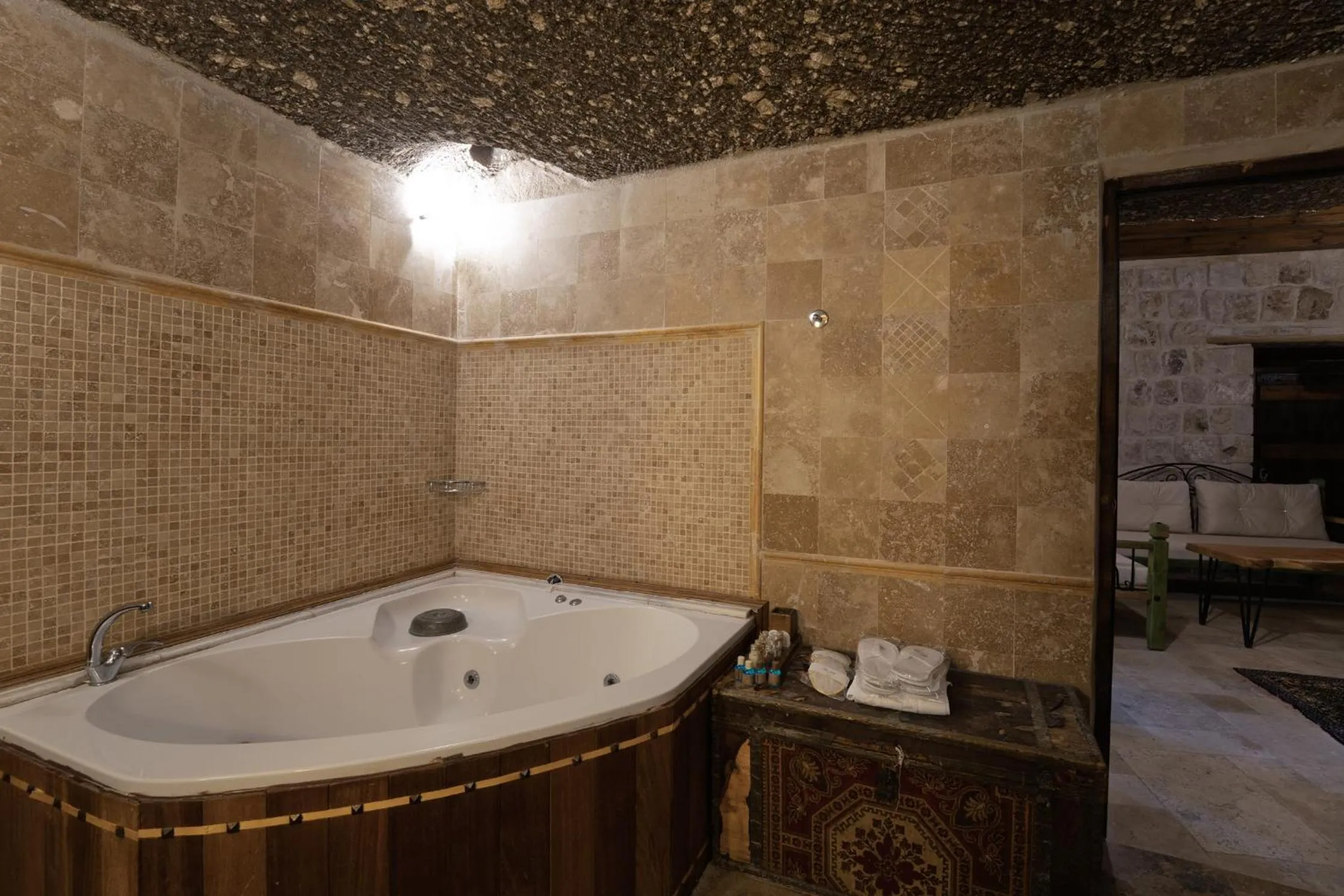 Hot Tub in Grand Cave Suites