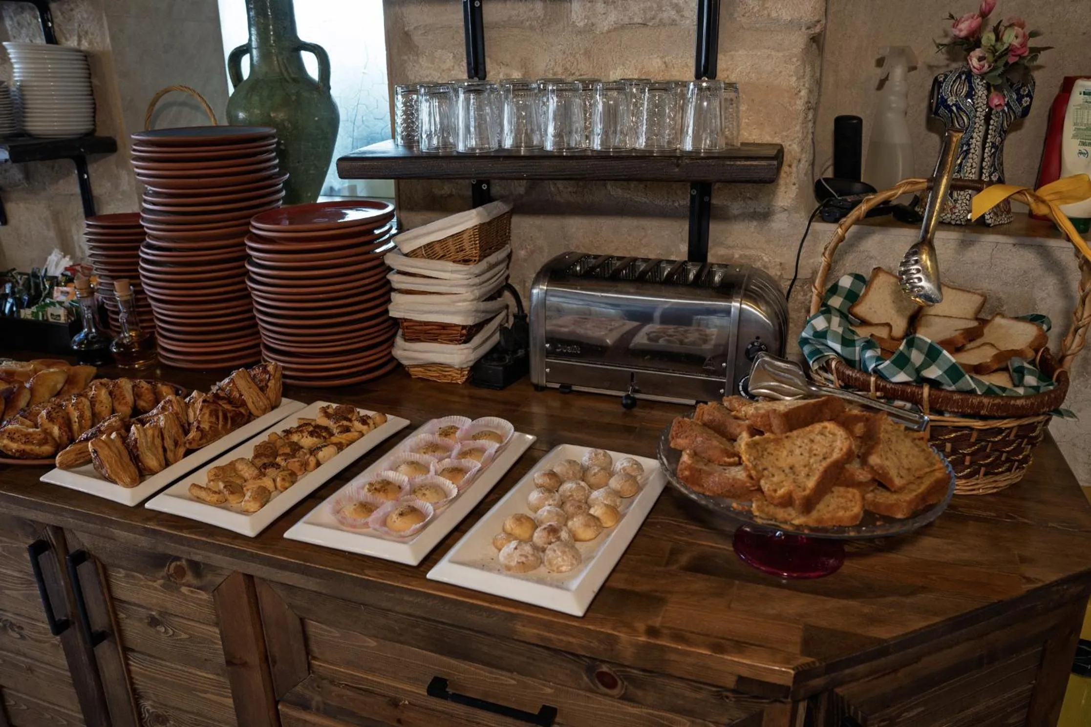 Breakfast in Grand Cave Suites