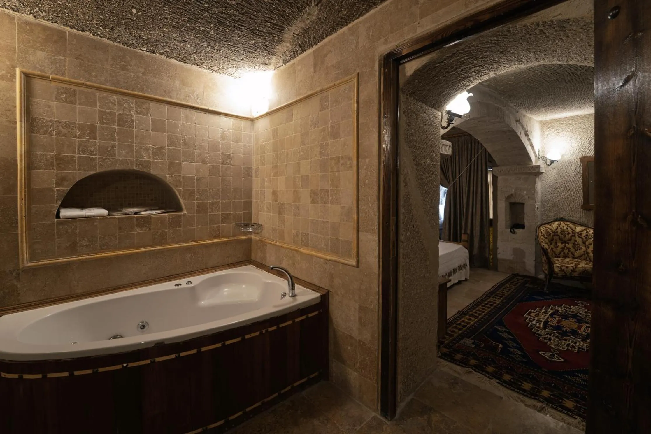 Hot Tub in Grand Cave Suites