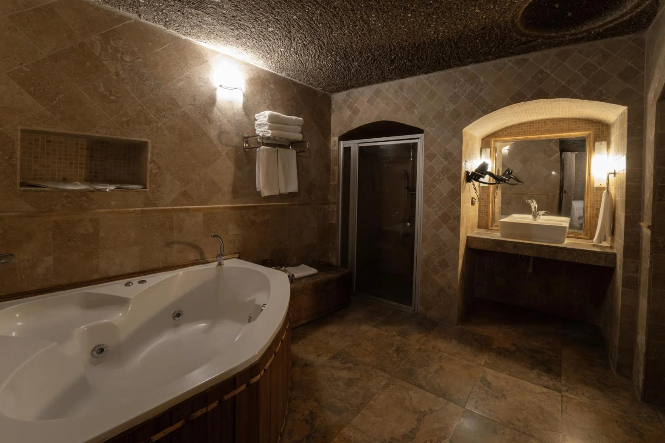 Hot Tub in Grand Cave Suites