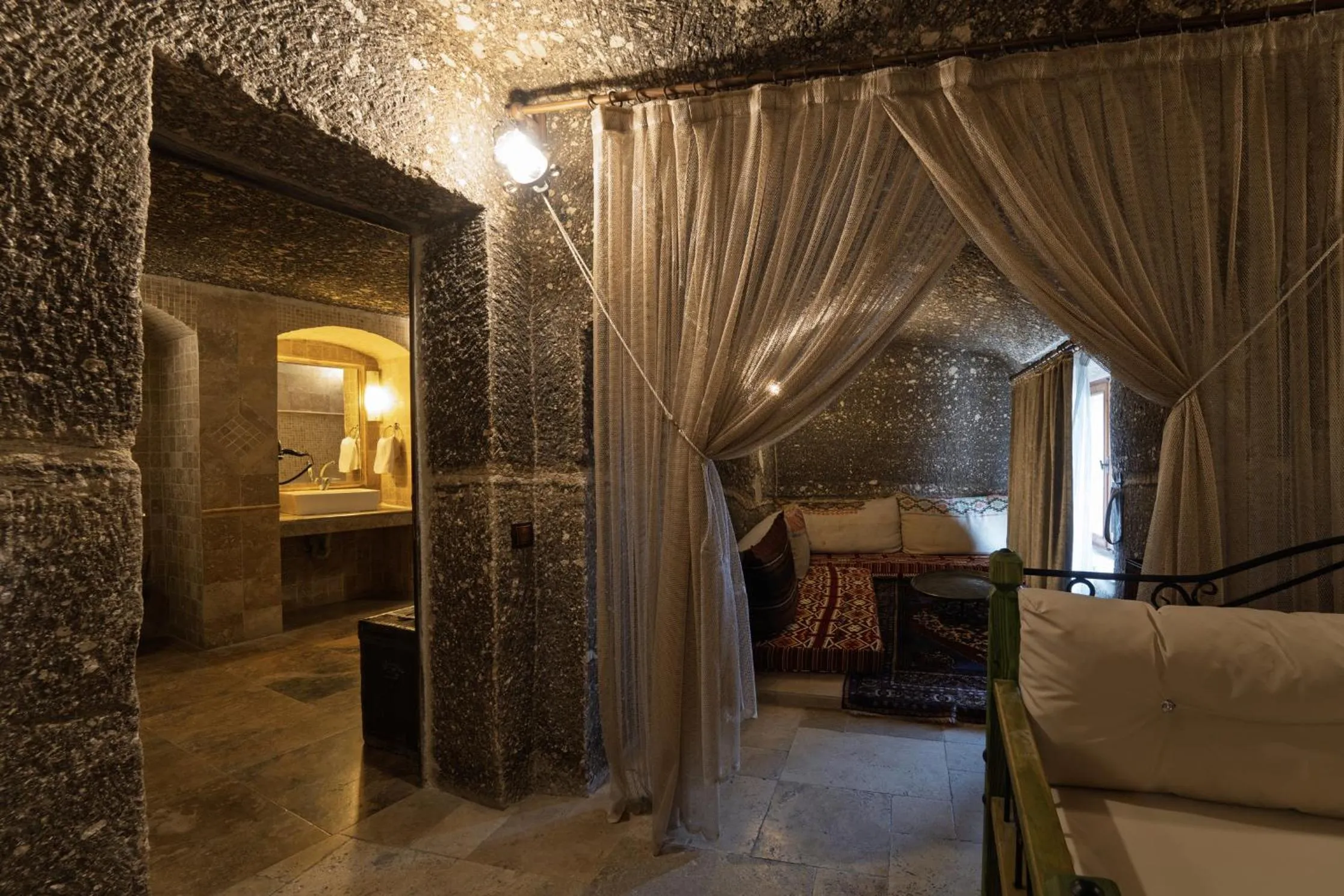 Living room, Bed in Grand Cave Suites