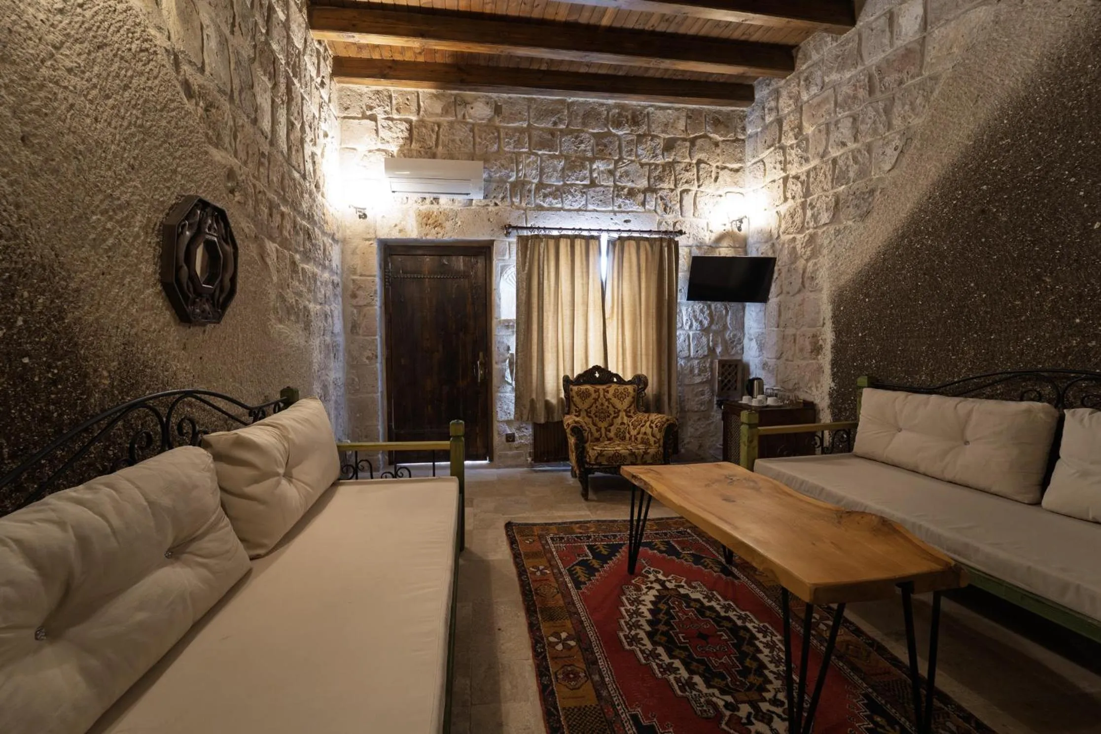 Seating area, Bed in Grand Cave Suites