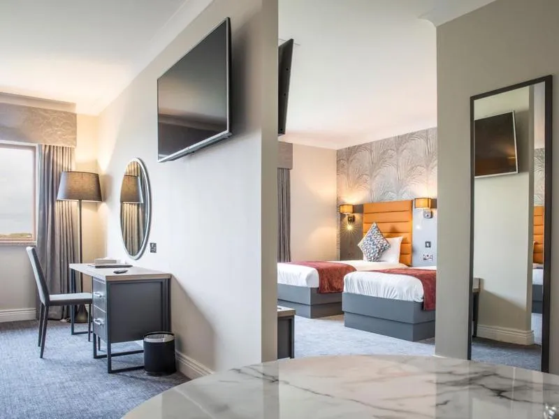 Bedroom, Bed in Diamond Coast Hotel