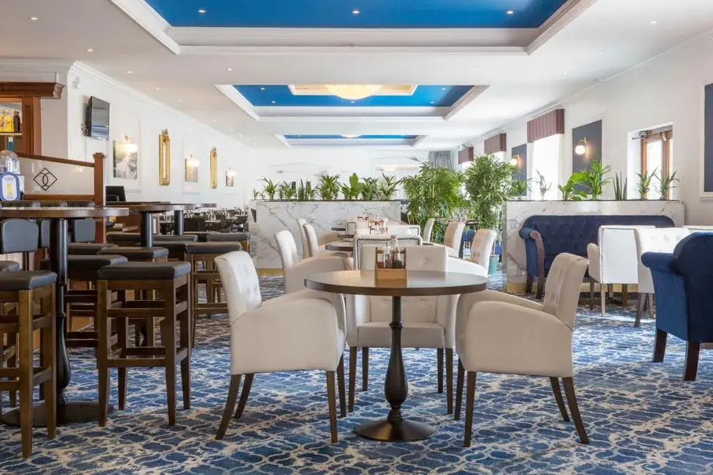 Lounge or bar in Diamond Coast Hotel Lounge or bar in Diamond Coast Hotel