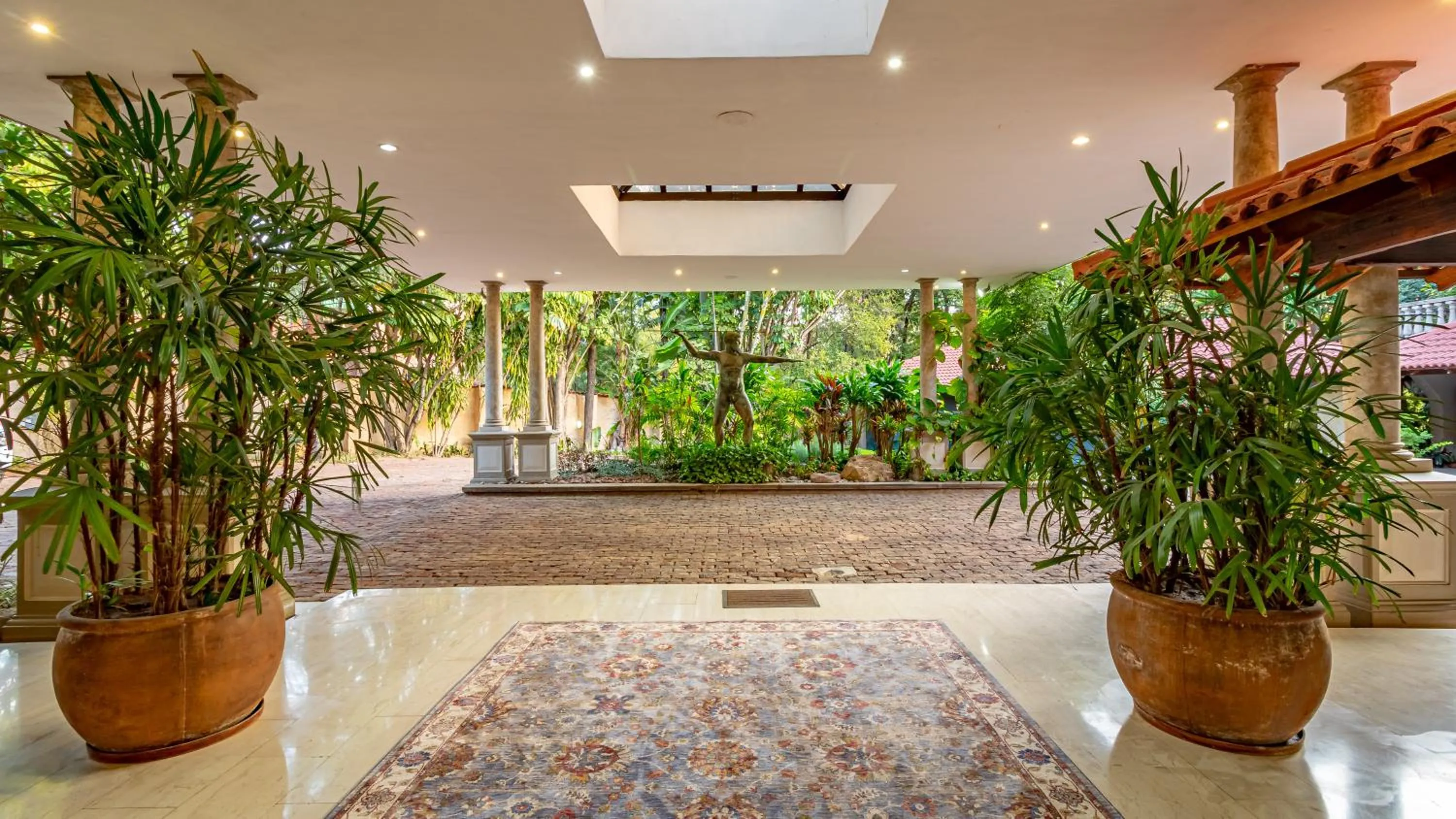 Facade/entrance in Christies at 32 on Russell