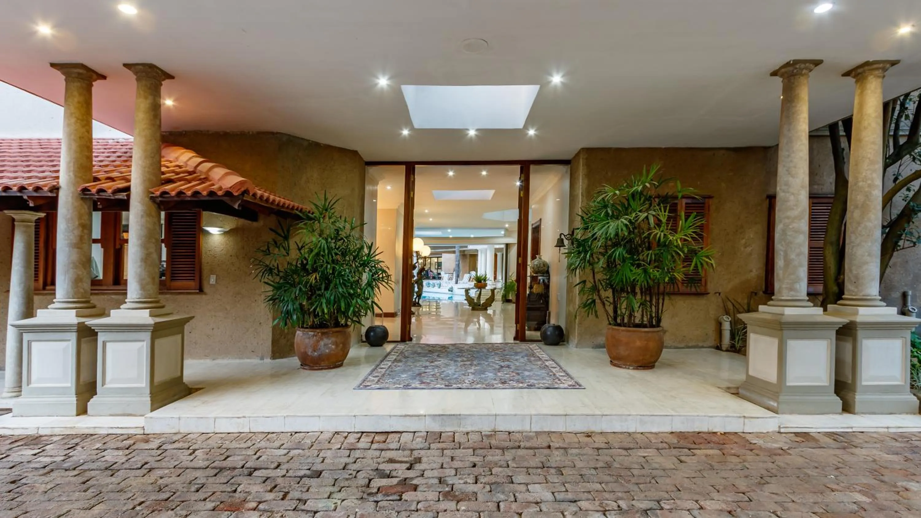 Facade/entrance in Christies at 32 on Russell