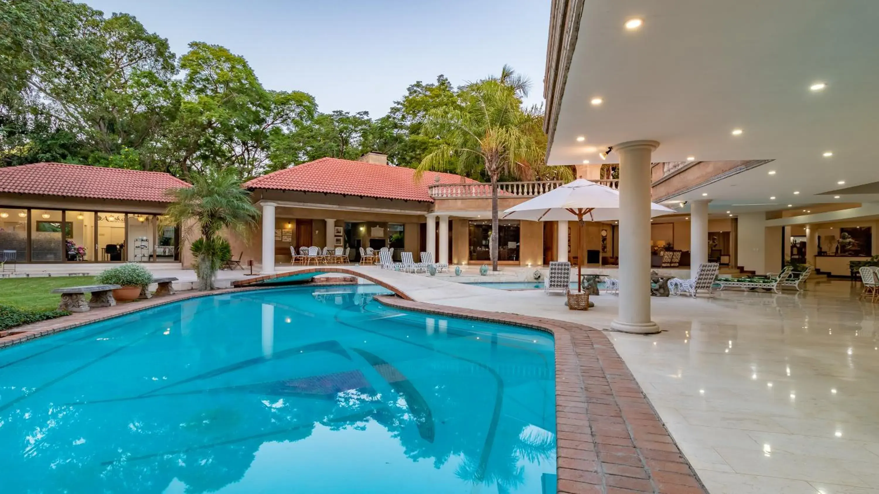 Swimming pool in Christies at 32 on Russell Swimming pool in Christies at 32 on Russell