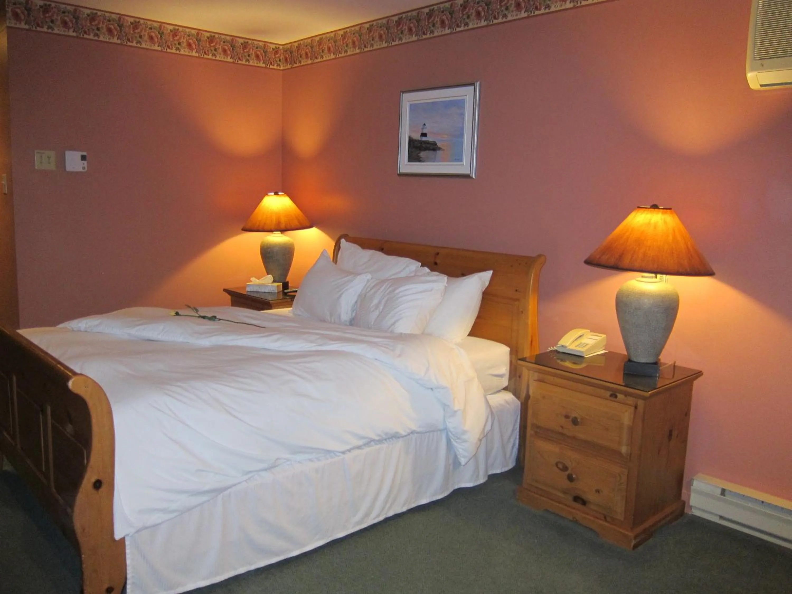 Bed in Annapolis Royal Inn & Suites