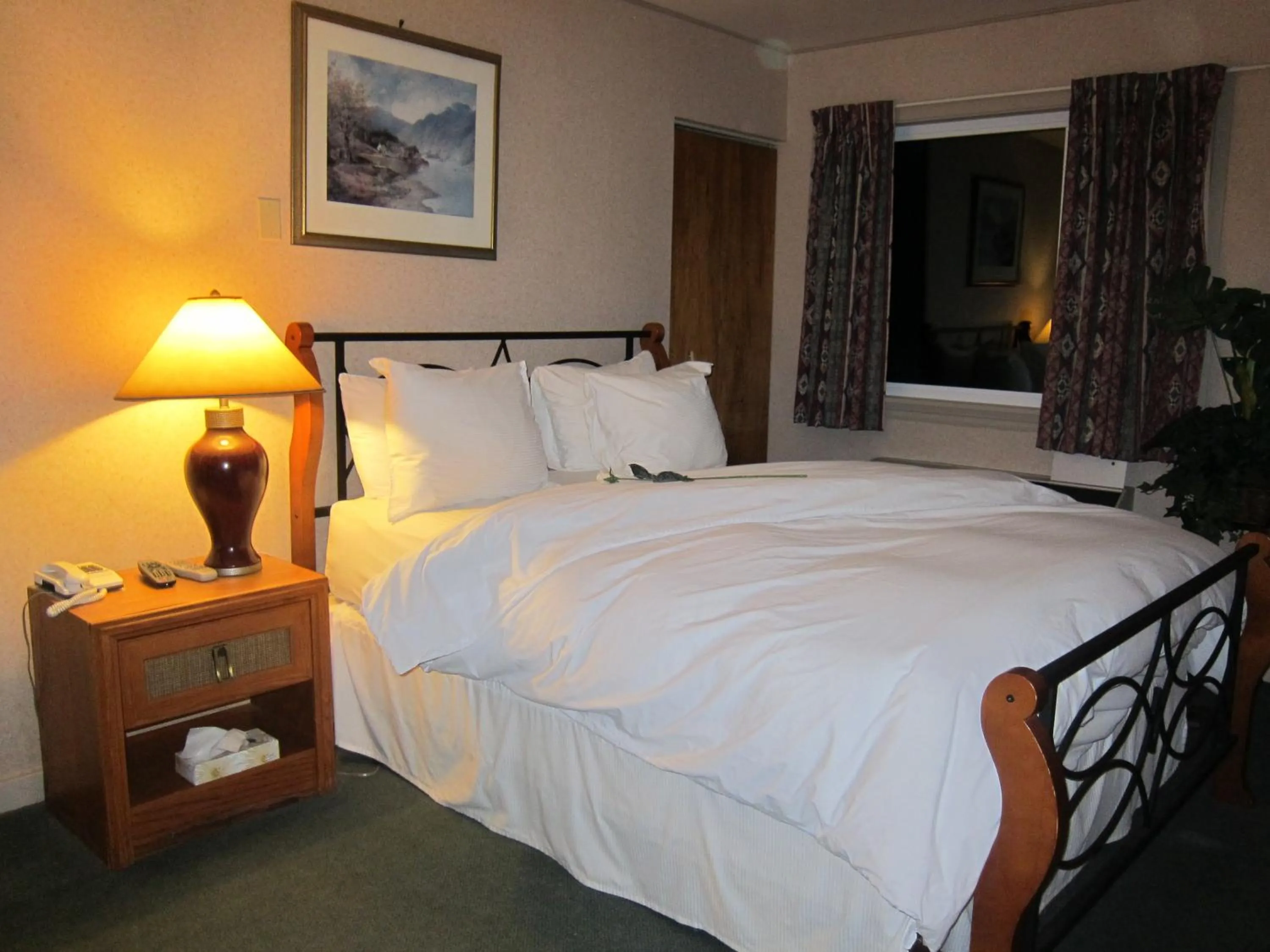 Bed in Annapolis Royal Inn & Suites
