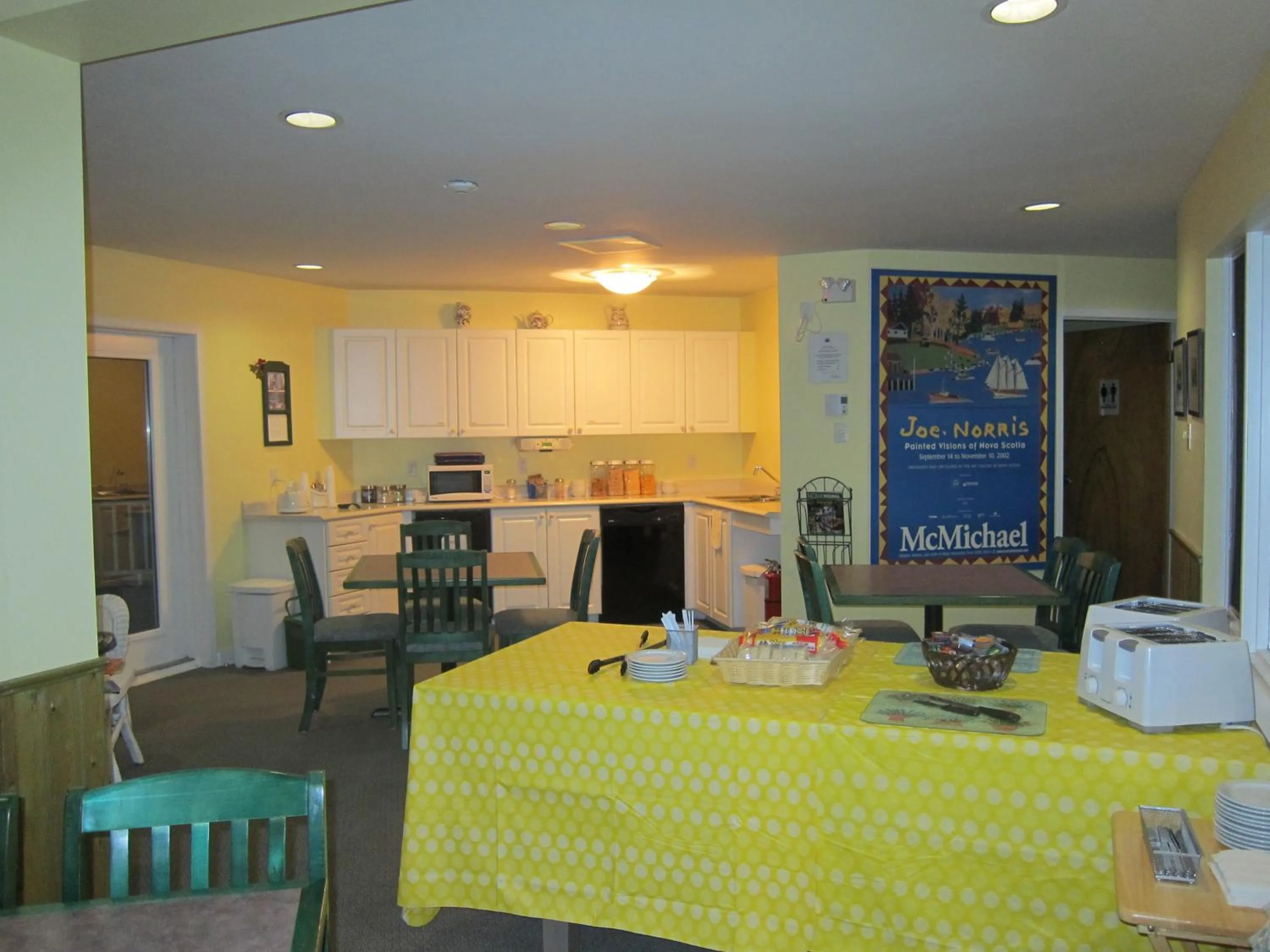 Communal lounge/ TV room in Annapolis Royal Inn & Suites