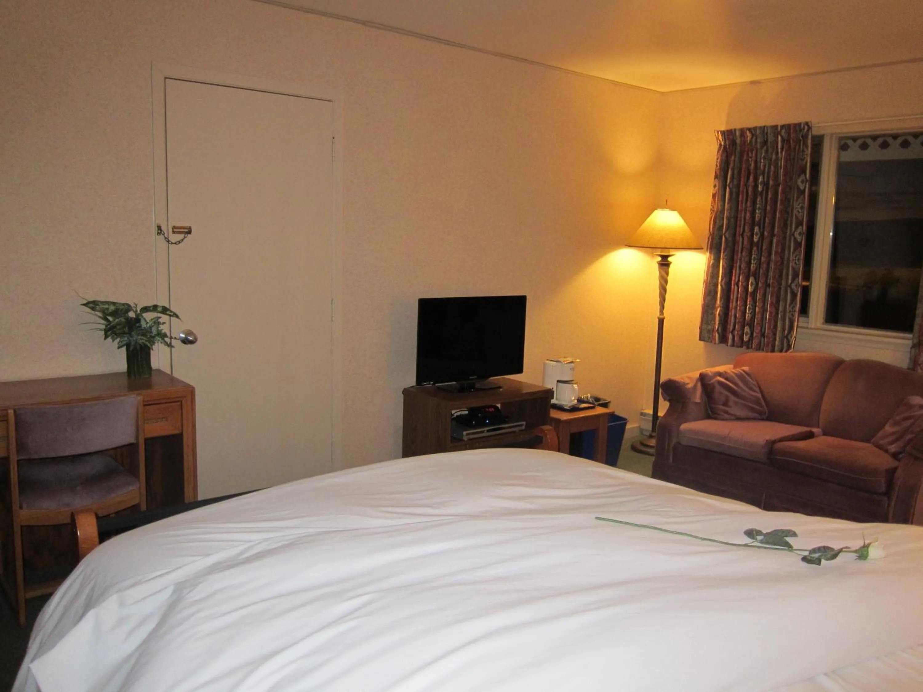 Bed in Annapolis Royal Inn & Suites