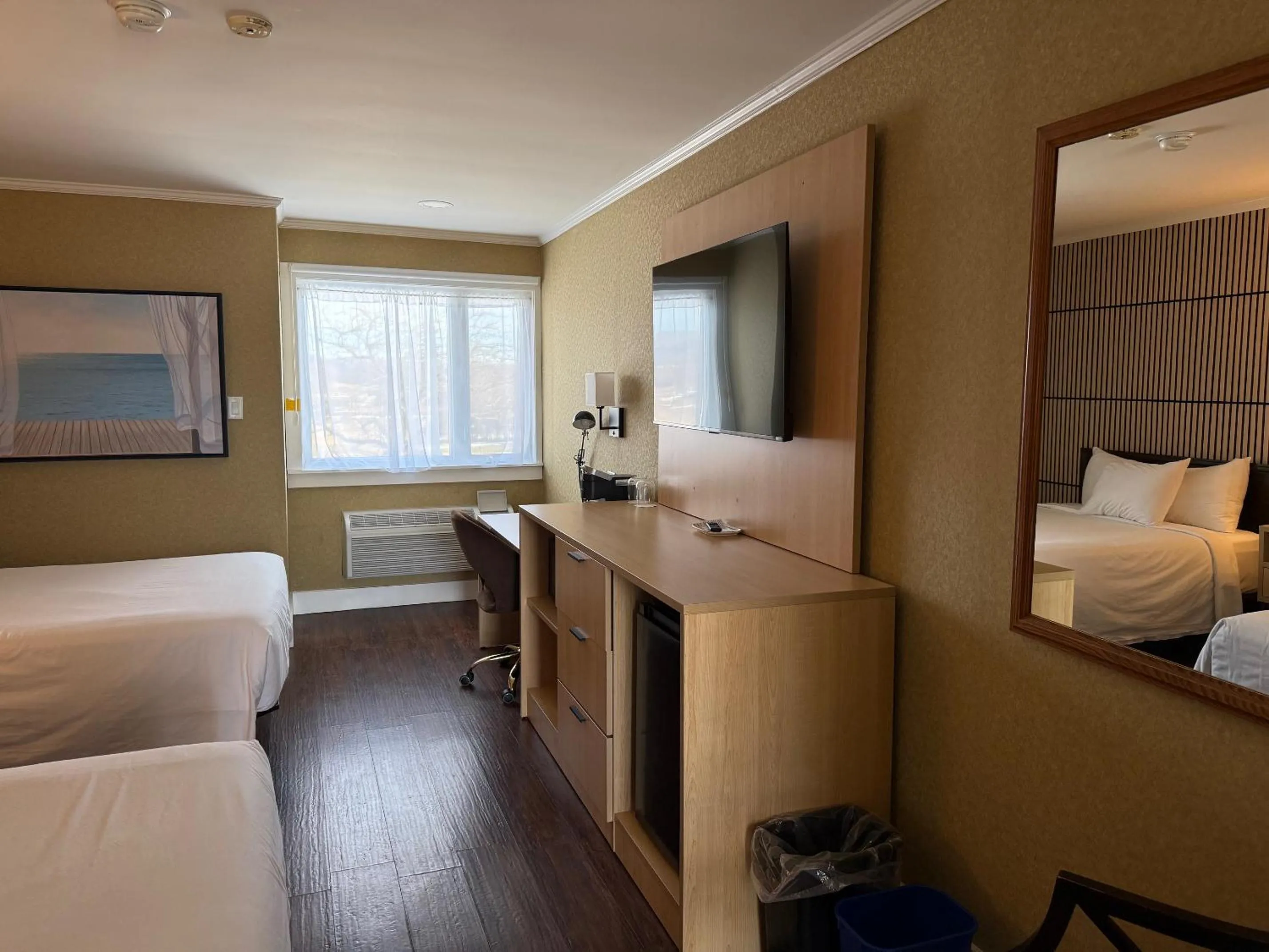 Bed in Annapolis Royal Inn & Suites