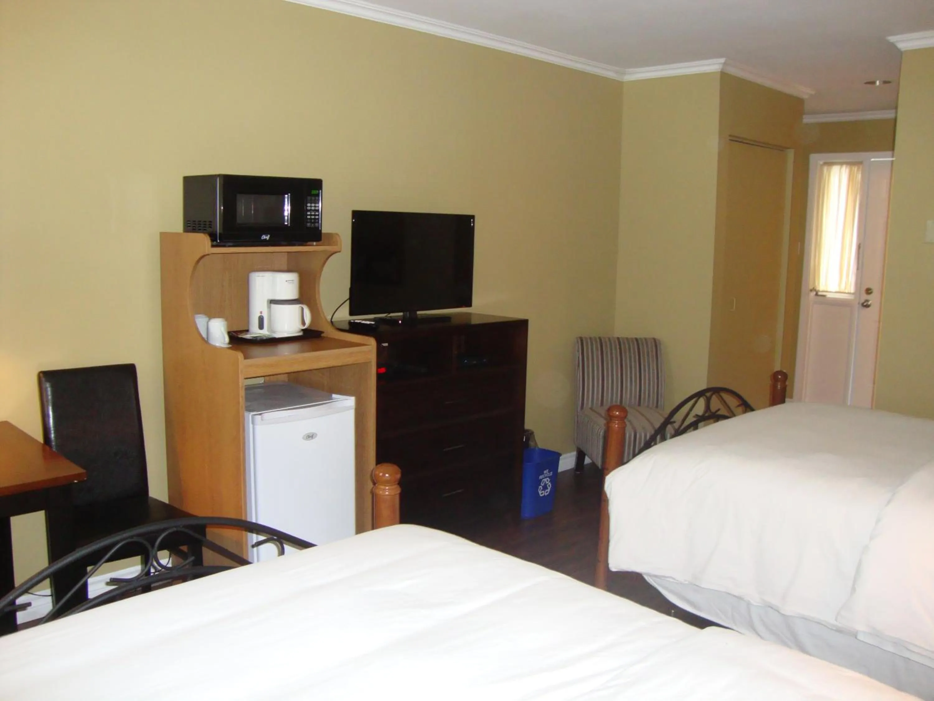 Photo of the whole room, Bed in Annapolis Royal Inn & Suites